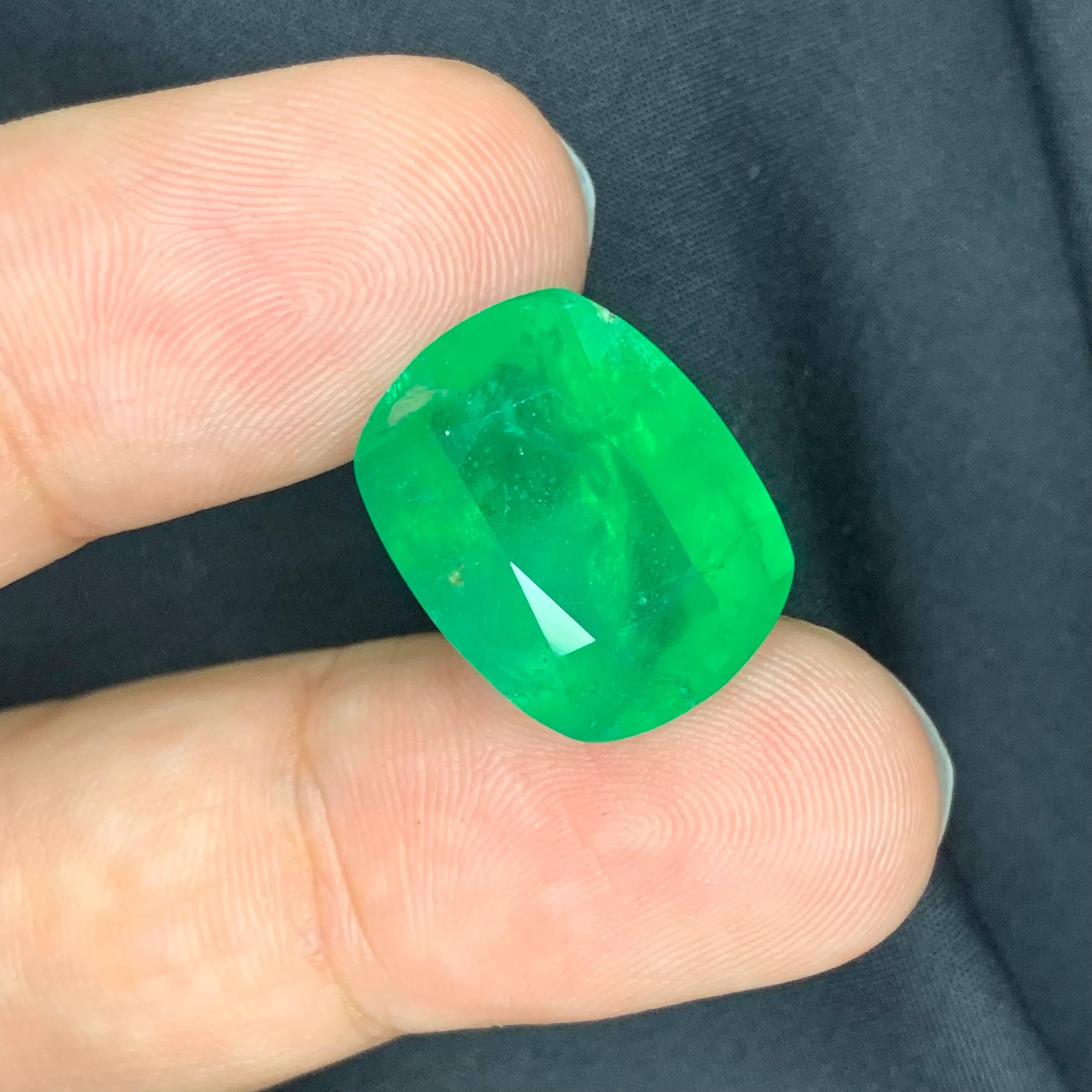 12.20 carats Vivid Green Emerald Stone Cushion Cut Natural African Gemstone (pierre précieuse africaine) Unisexe en vente