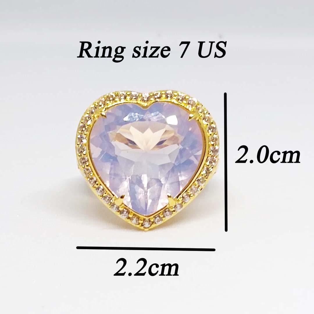 Cuore di quarzo lavanda. 16x16 mm.  12,20cts.
Zircone bianco rotondo 1,25 mm.  36 pezzi.
Argento 925 placcato oro 18 carati.
Anello misura 7 USA.
