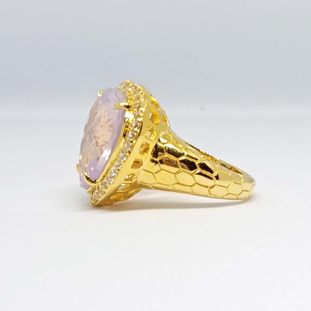 Anello a cuore di quarzo lavanda da 12,20 carati. Argento 925 placcato oro 18 carati. In condizioni Nuovo in vendita a Bangkok, TH