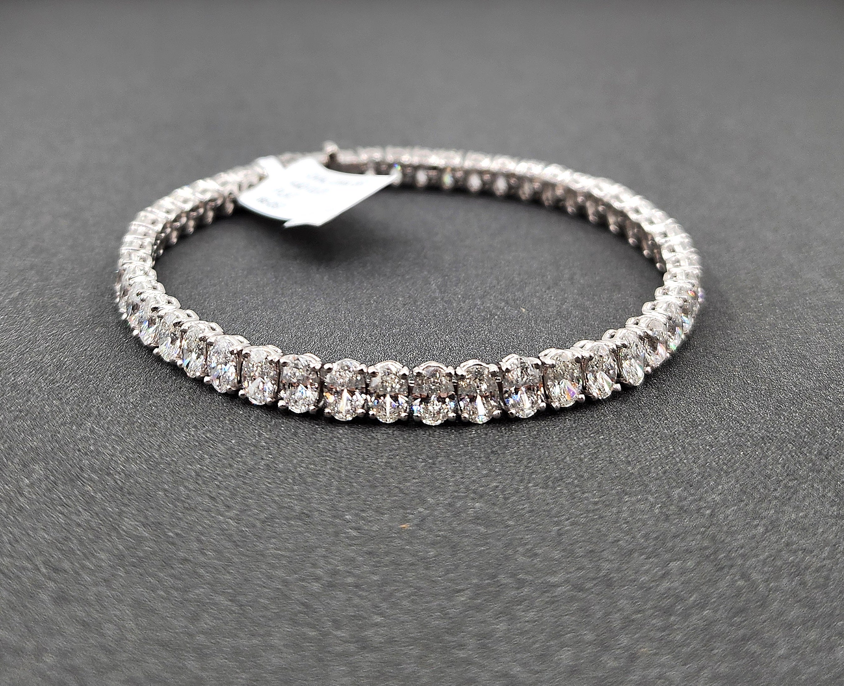 Pulsera tipo «tennis» de platino con diamantes de corte ovalado de 12,21 ct