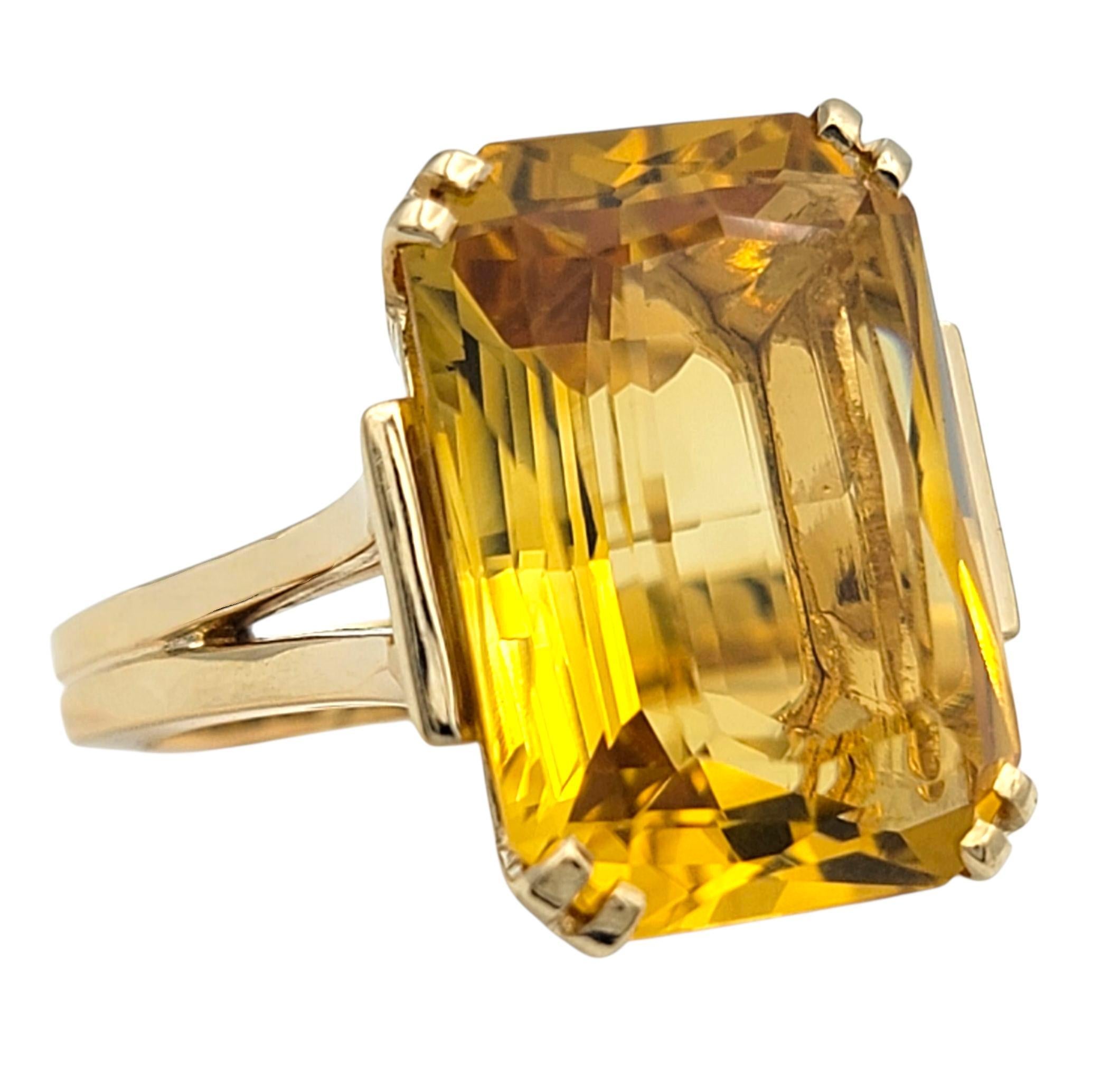 Ringgröße: 5.5

Dieser wunderschöne Ring zeigt einen leuchtend orange-gelben Citrin, der durch seine kräftige Farbe und sein klares Funkeln besticht. Der Stein ist mit klaren Linien geschliffen, die ihm ein raffiniertes, elegantes Aussehen