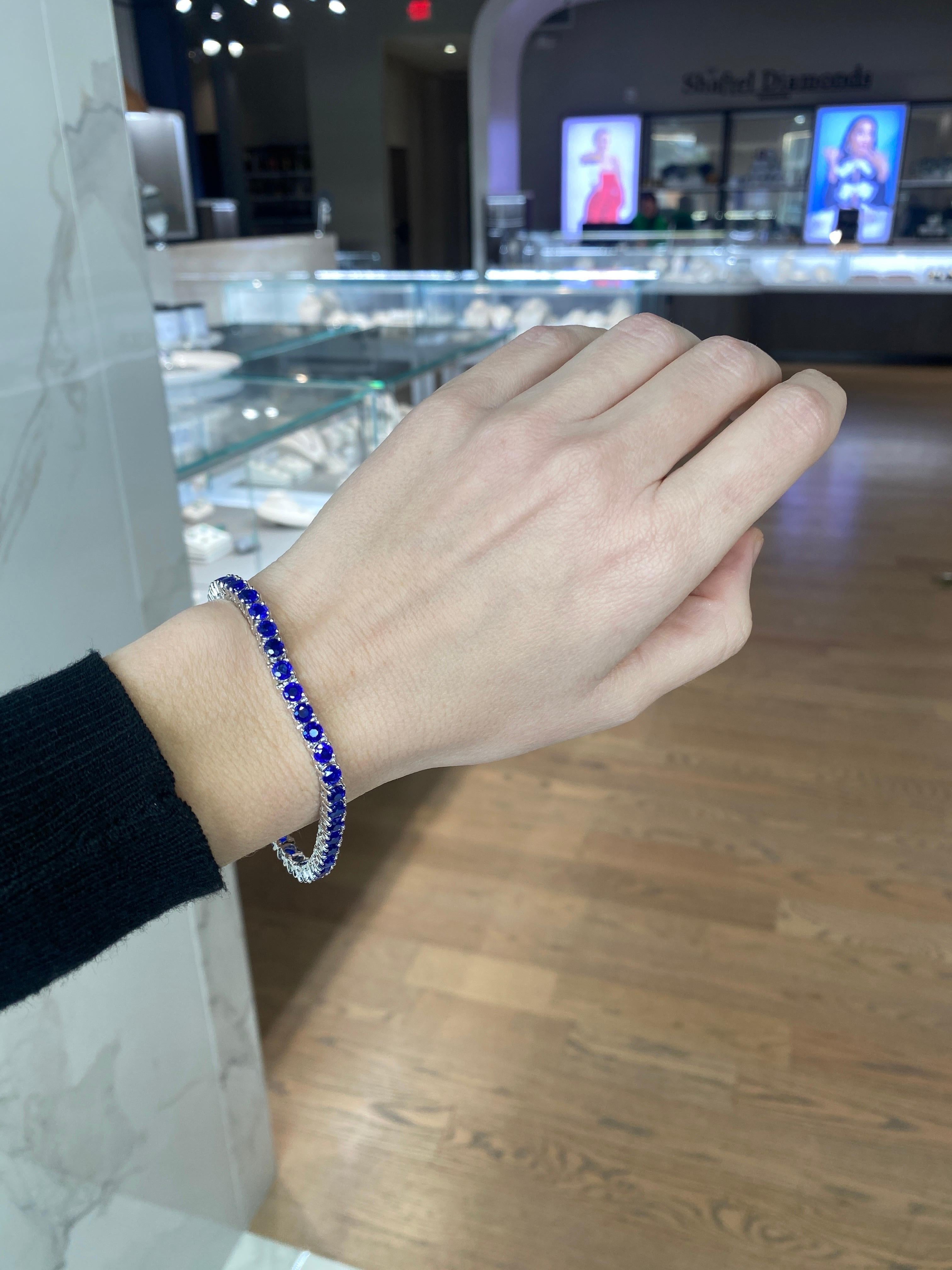 12.23 Carat Total Weight Bright Cobalt Blue Spinel 18 Karat White Gold Bracelet For Sale 4