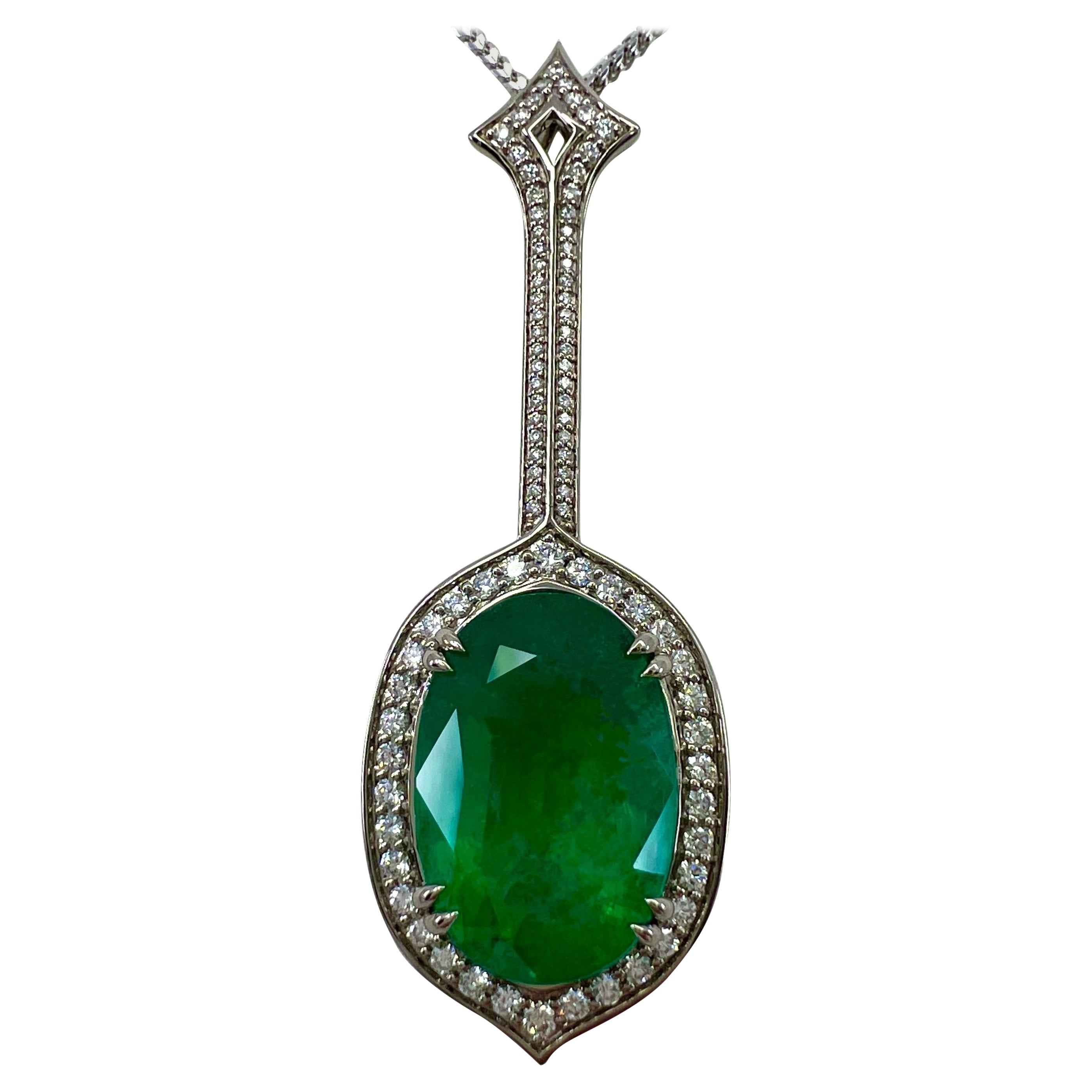 Pendentif halo en or blanc 18 carats avec émeraude russe et diamants certifiés GIA de 12,23 carats
