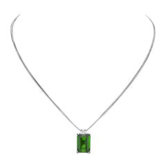 Colgante de turmalina cromo y diamantes trapezoidales talla esmeralda de 12,24 quilates