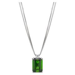 Colgante de turmalina cromo y diamantes trapezoidales talla esmeralda de 12,24 quilates