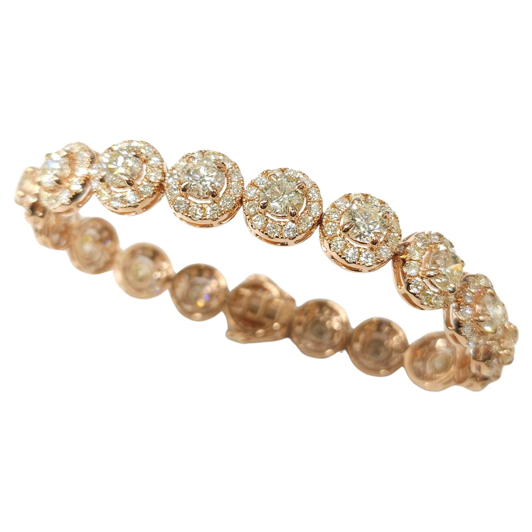 Bracciale tennis con diamanti tondi aureolati da 12,25 carati totali in oro rosa 18 carati in vendita