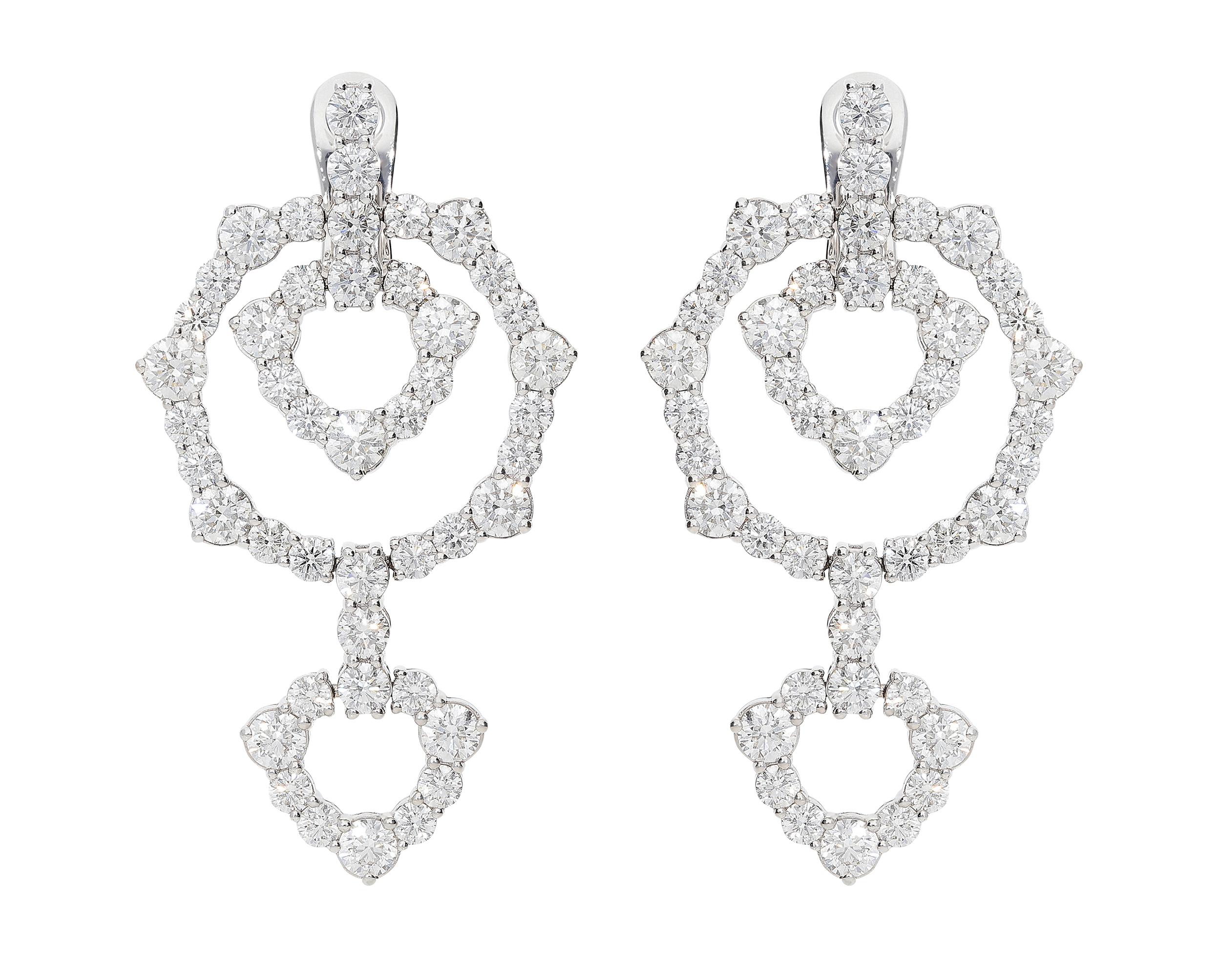 Geometric inspiration for these earrings in 18kt white gold for 19,80 grams and 12,26 carats of white round brilliant diamonds color G clarity VS.
Their length is 5 centimeters and the diameter of the biggest concentric element is 3 centimeters.