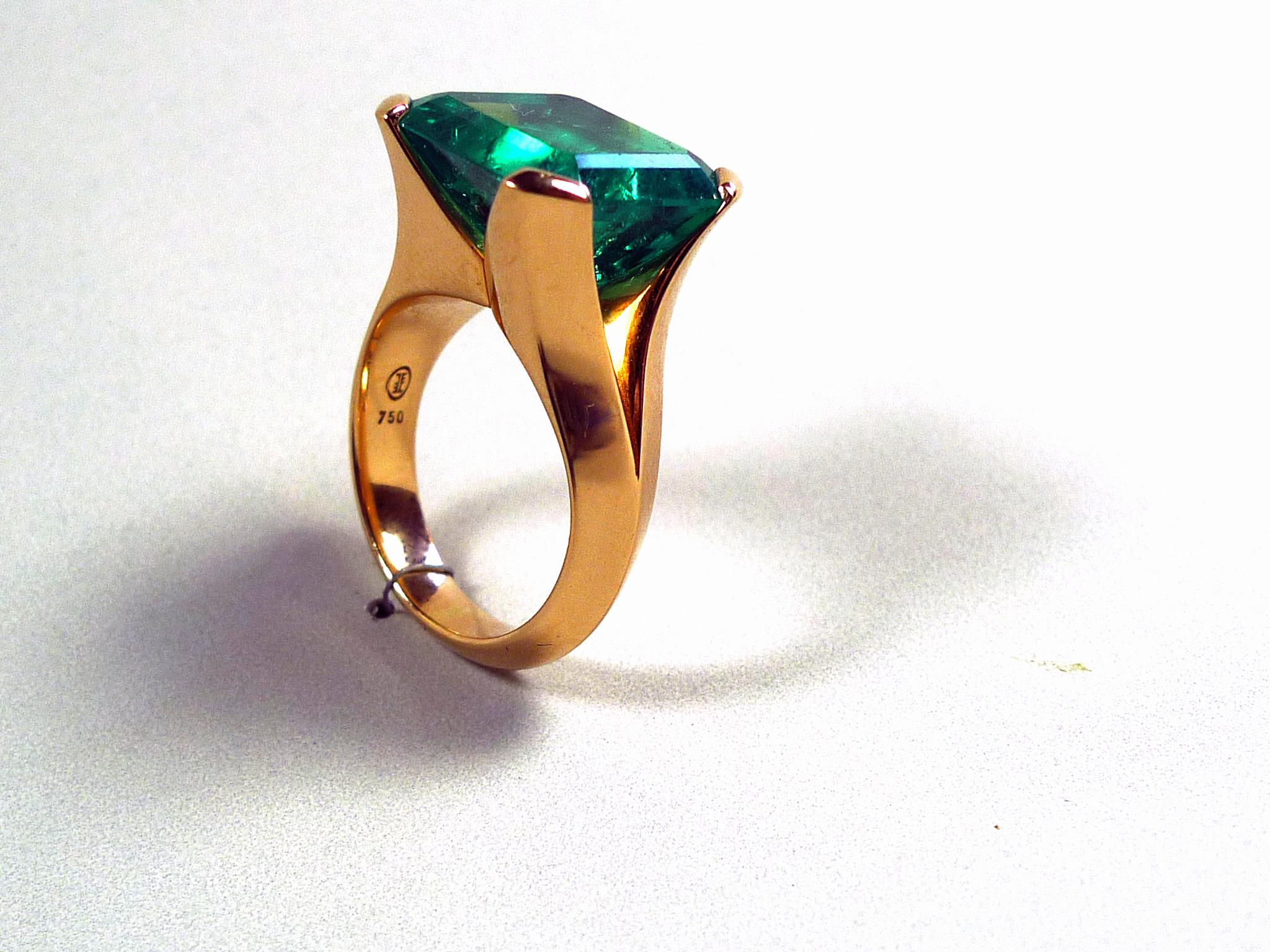 LOVE OVER GOLD is my name. Stunning Colombian emerald cocktail ring, handcrafted in solid 18 karat light rose gold with fluid like prongs. Showcasing a absolut high end class quality natural Colombian solitaire emerald of exceptional 12.27 carat,