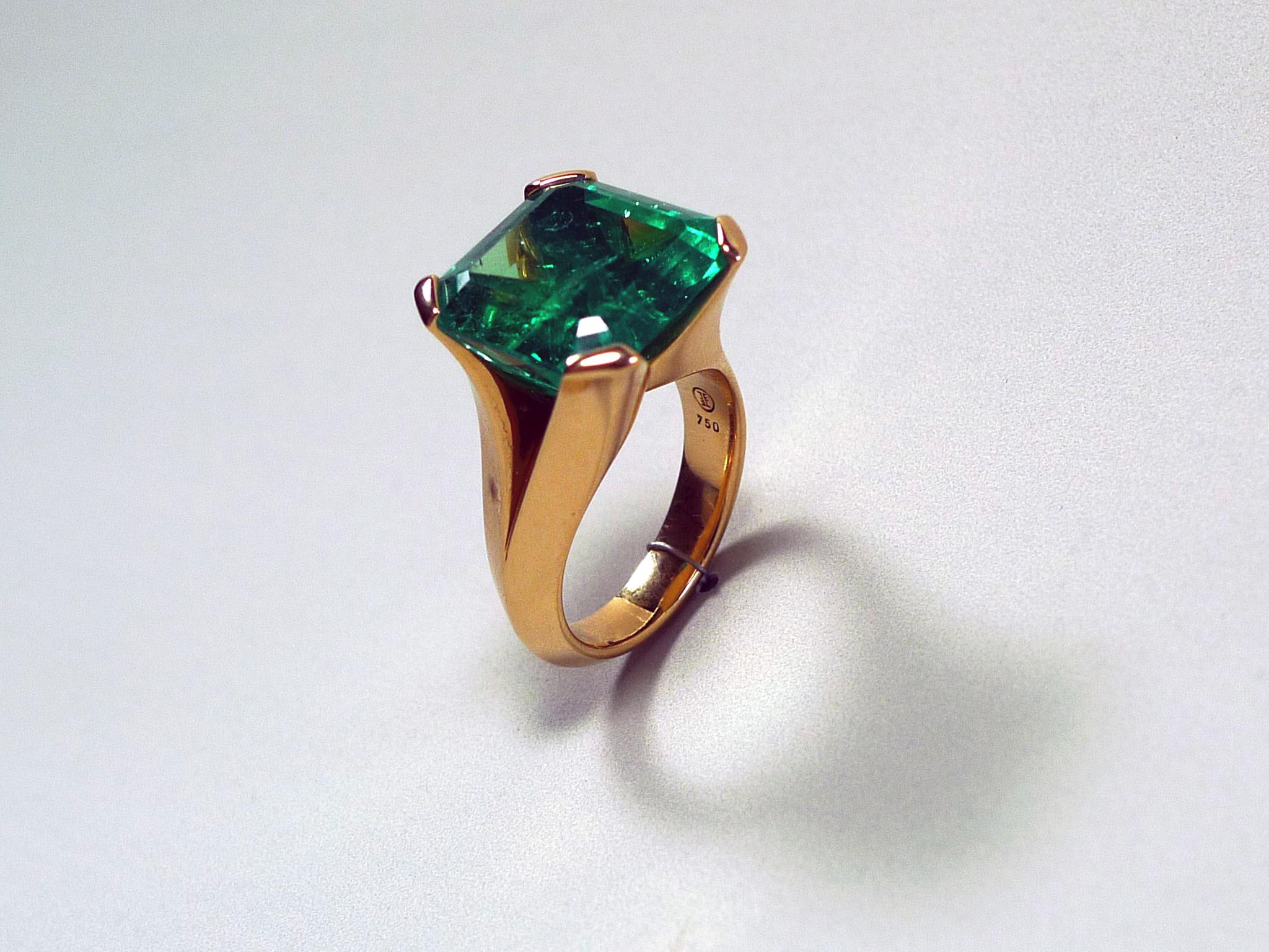 Modern 12.27 Carat Natural Colombian Emerald Rose Gold Cocktail Ring For Sale