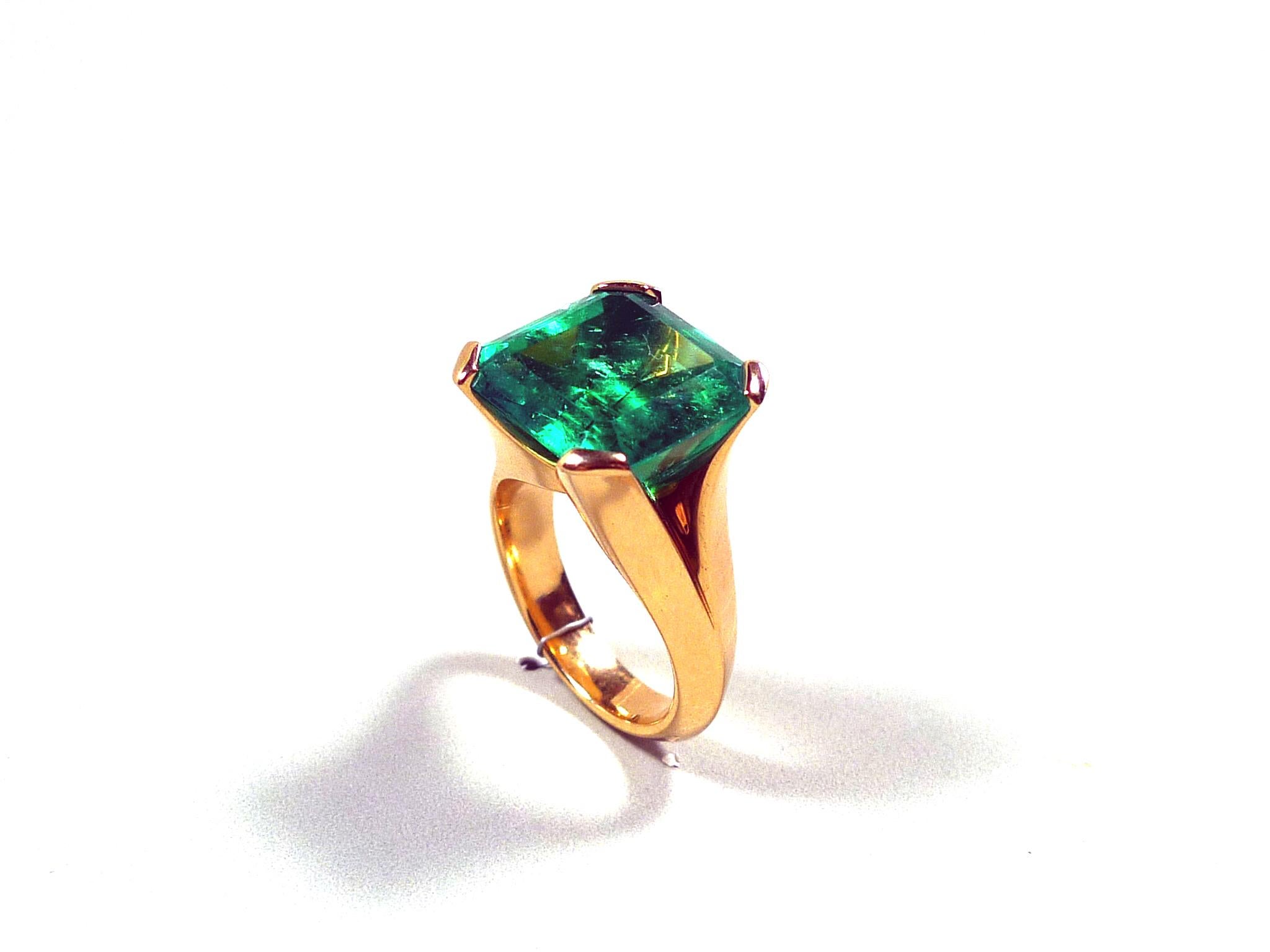 12.27 Carat Natural Colombian Emerald Rose Gold Cocktail Ring In New Condition For Sale In Munich, DE
