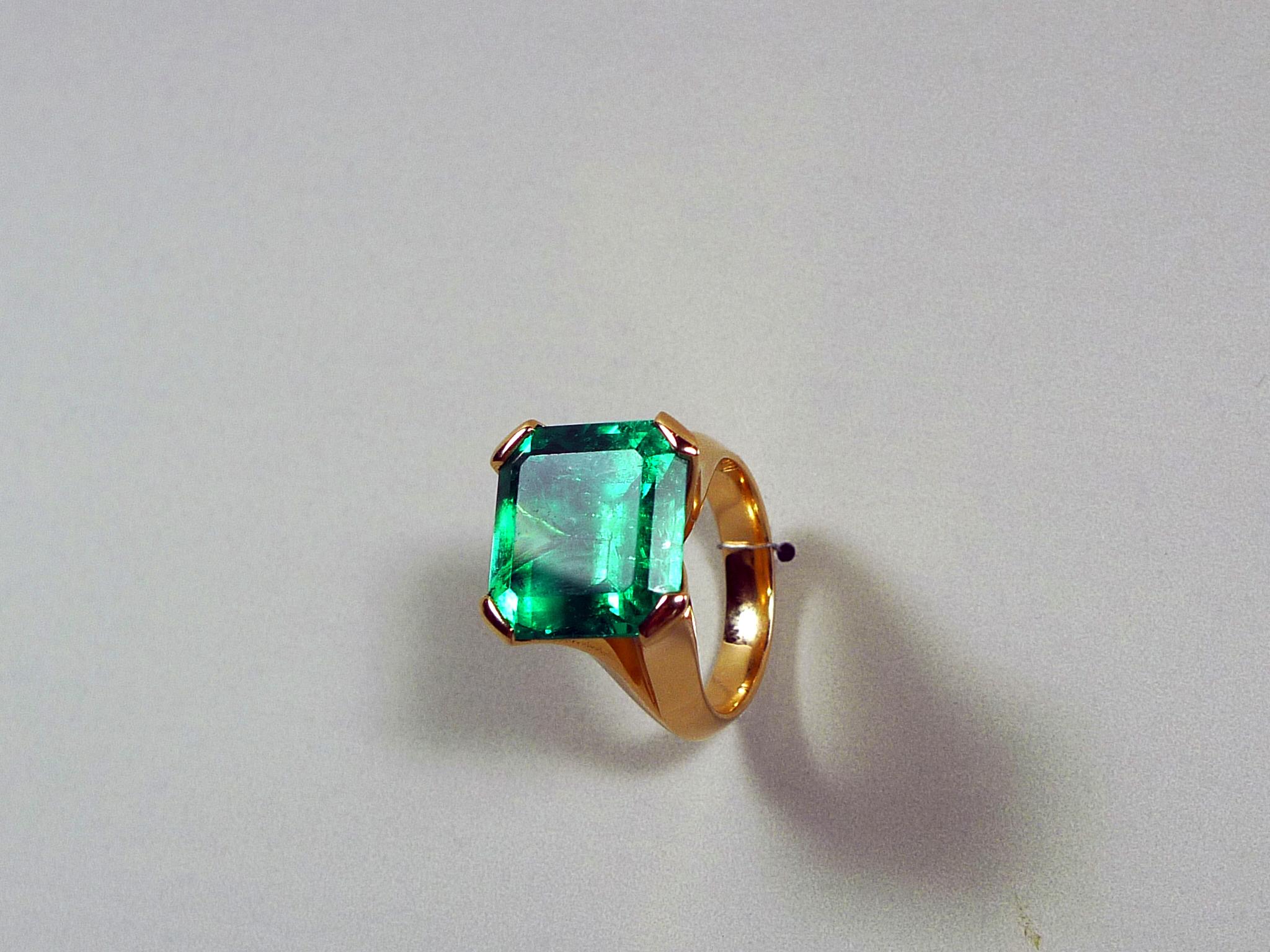 Women's 12.27 Carat Natural Colombian Emerald Rose Gold Cocktail Ring For Sale