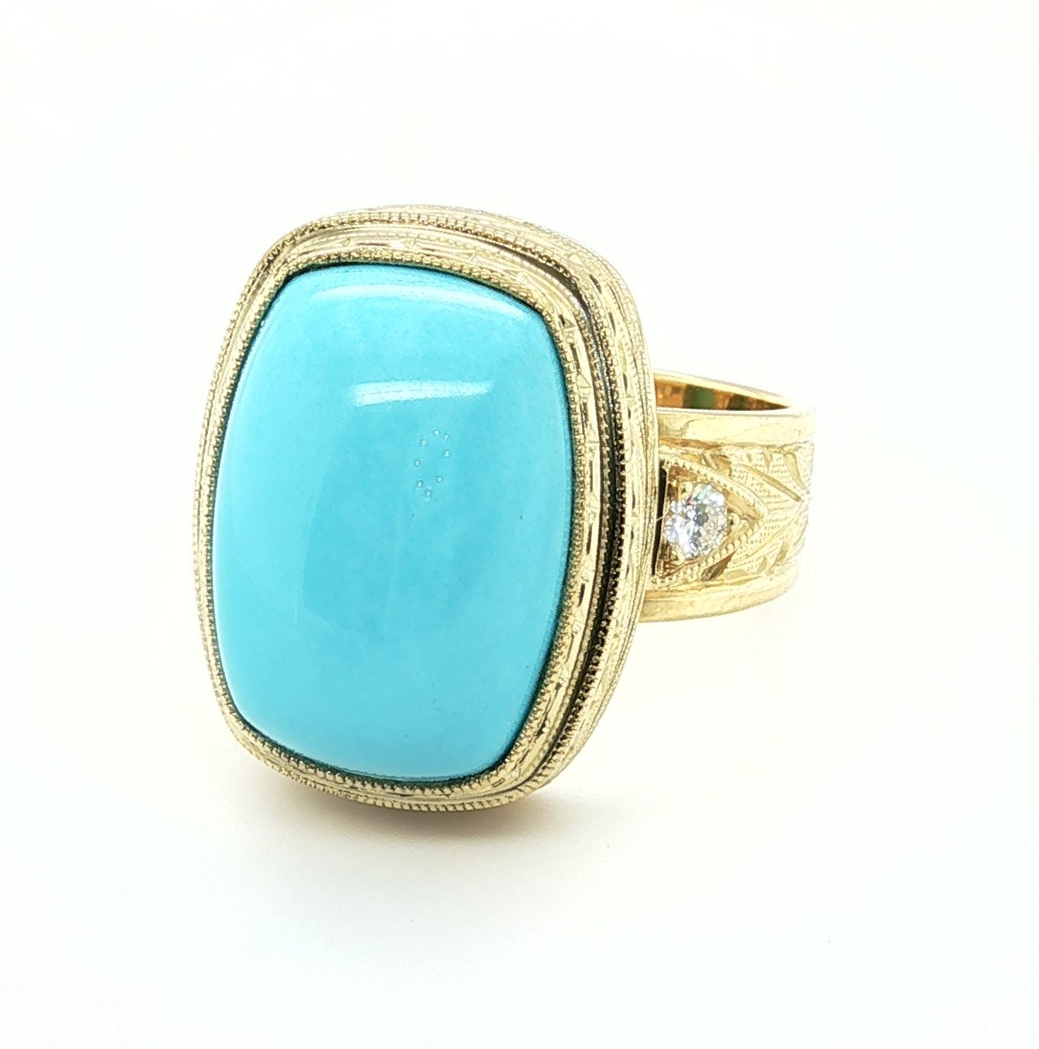 Questo splendido anello fatto a mano in oro giallo 18 carati presenta un turchese cabochon a forma di cuscino di 12,28 carati, proveniente dalla miniera Sleeping Beauty in Arizona. La Miniera della Bella Addormentata è rinomata per la produzione di