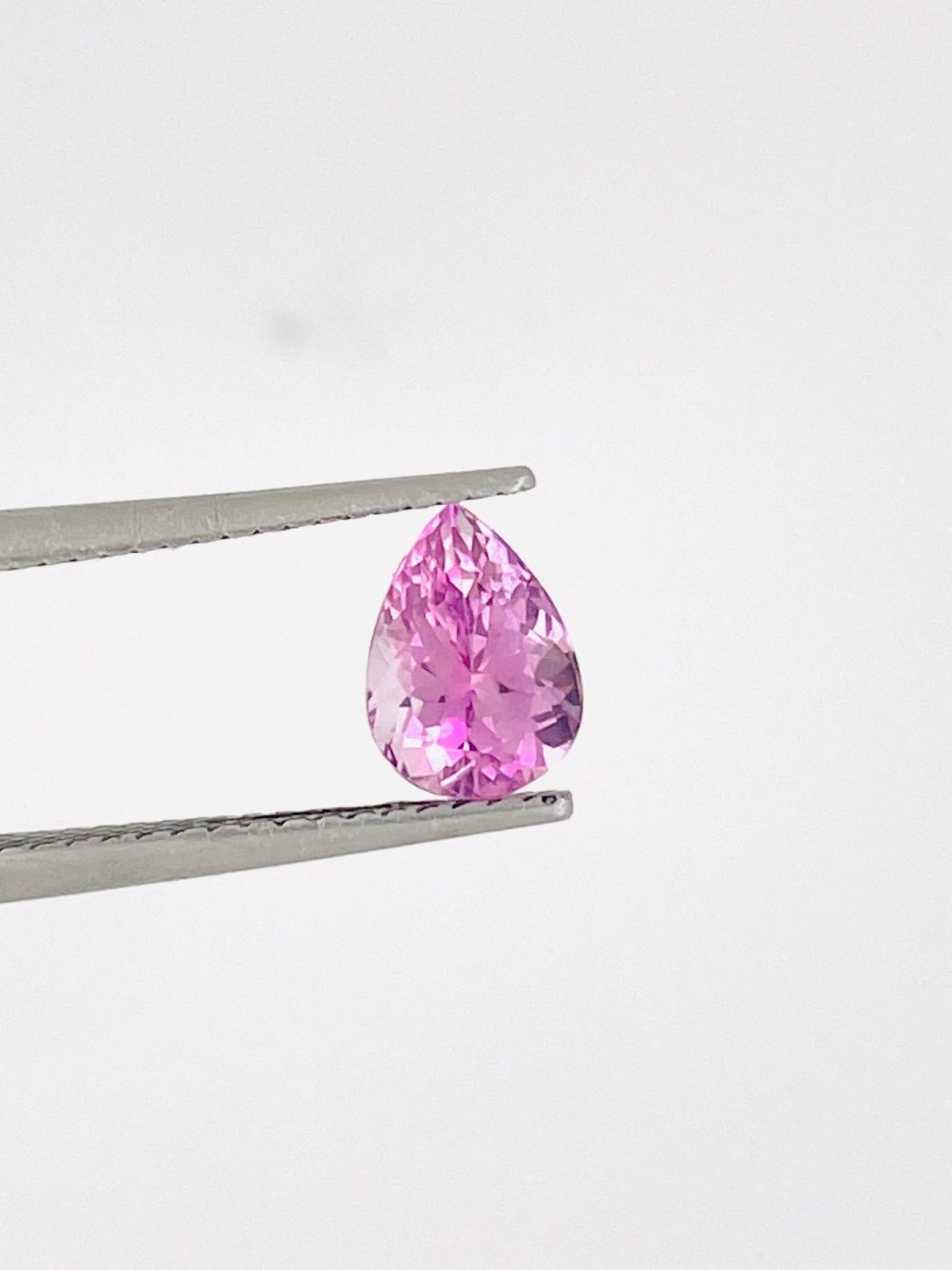 1.22Ct GIA Zertifikat Natürlicher Baby Rosa Tansanit Unerhitzt Zoisit Schleife sauber (Tropfenschliff) im Angebot