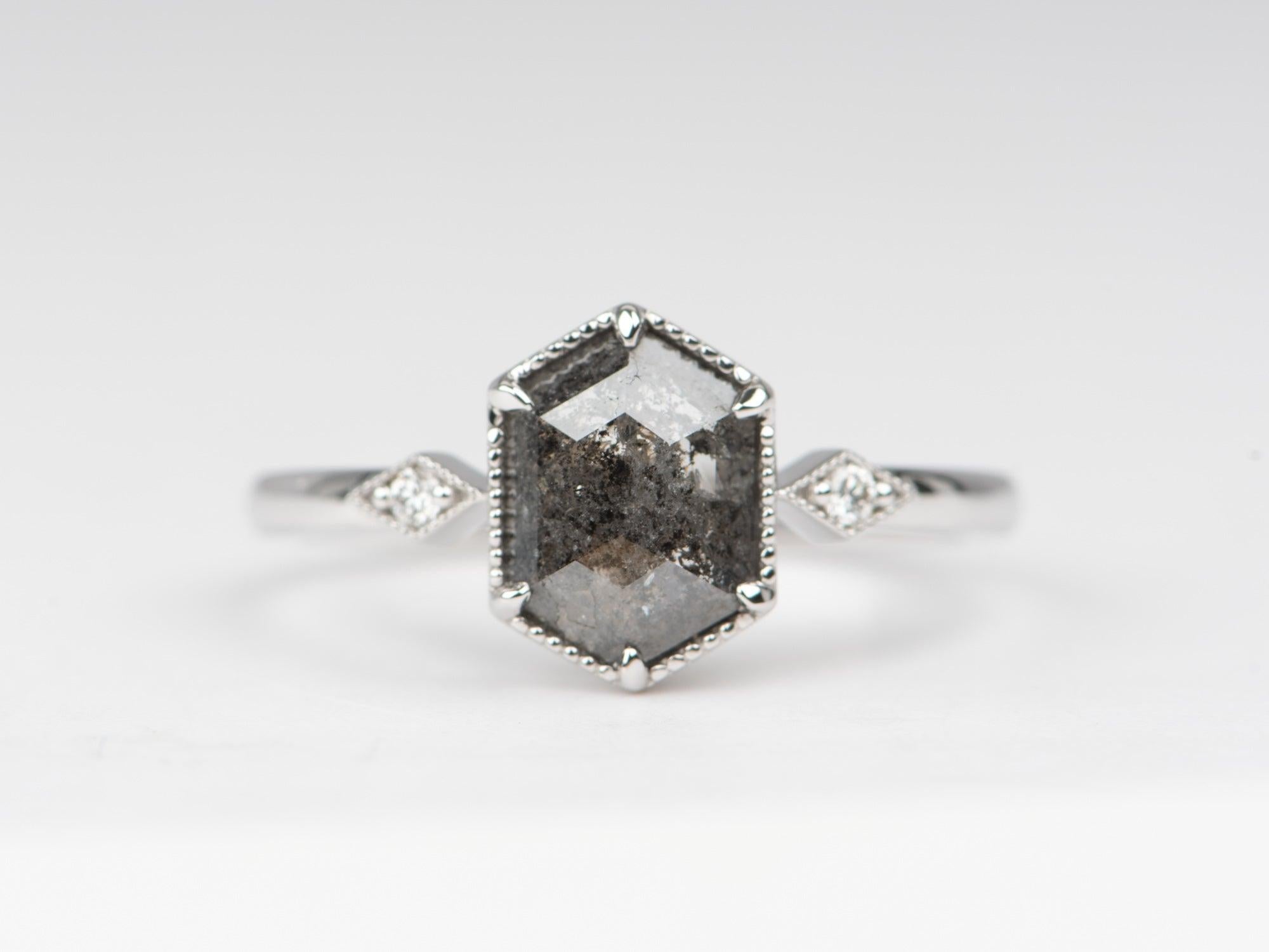 ♥ 1.22ct Hexagon Shape Salt and Pepper Diamond 14K White Gold Engagement Ring R6684

♥ Bague en or blanc massif 14K sertie au centre d'un diamant sel et poivre de forme hexagonale, flanqué de diamants ronds de taille brillant sertis dans un motif de