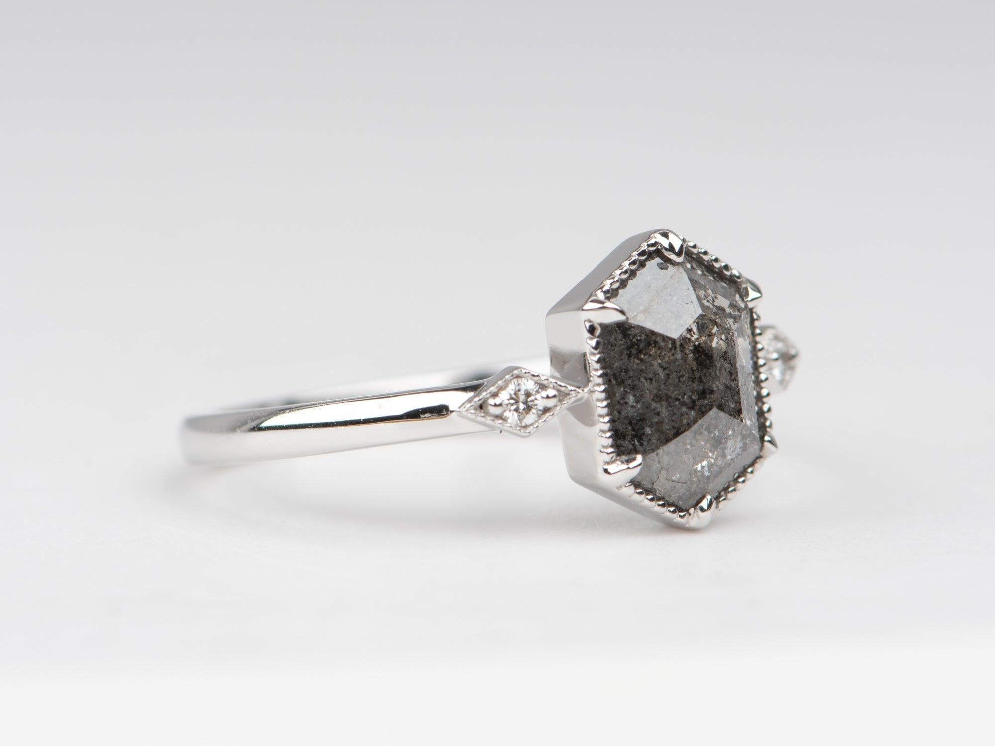 Non taillé Bague de fiançailles en or blanc 14 carats avec diamants Salt and Pepper de forme hexagonale 1,22 carat en vente