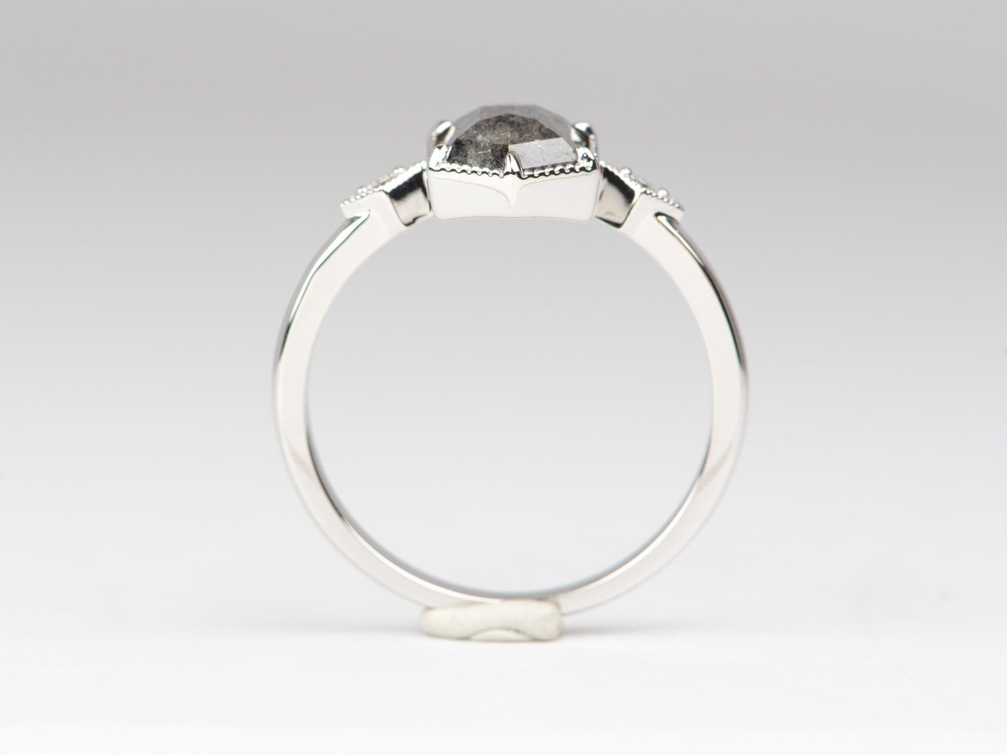 Bague de fiançailles en or blanc 14 carats avec diamants Salt and Pepper de forme hexagonale 1,22 carat Neuf - En vente à Osprey, FL