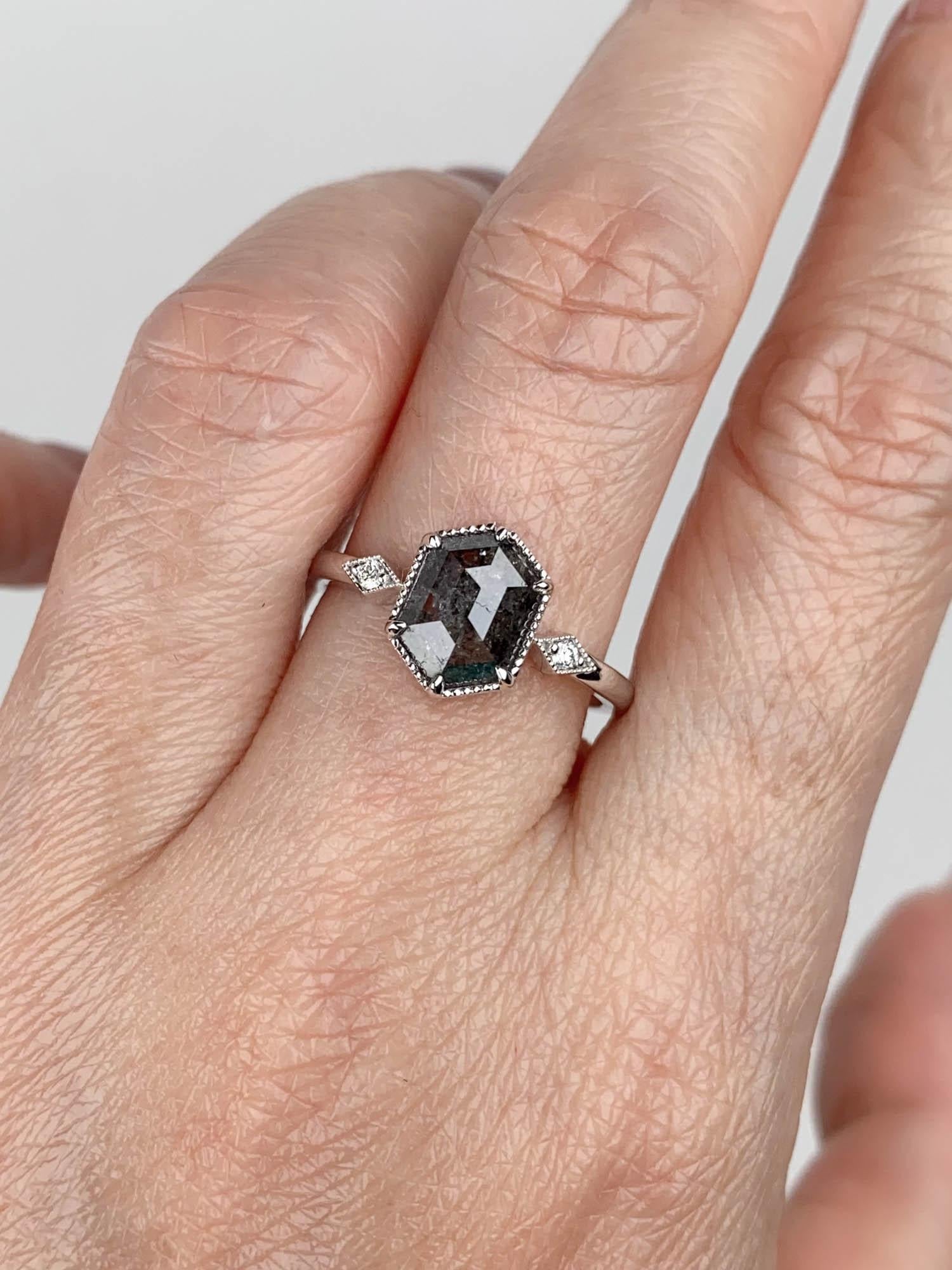 Bague de fiançailles en or blanc 14 carats avec diamants Salt and Pepper de forme hexagonale 1,22 carat Unisexe en vente