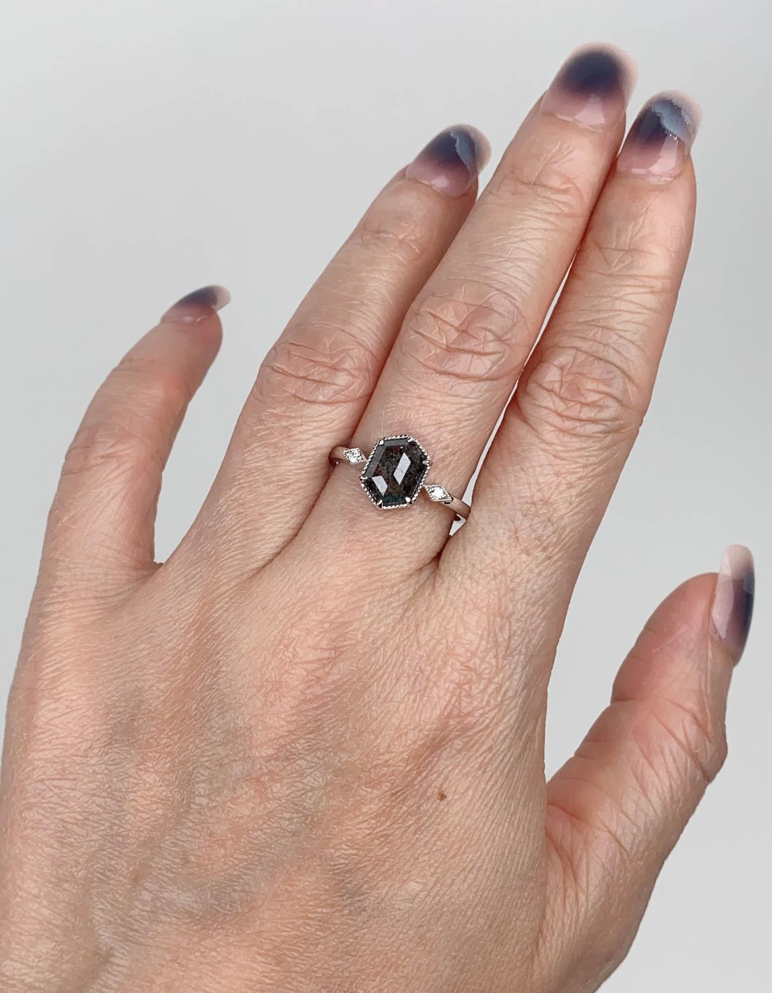 Bague de fiançailles en or blanc 14 carats avec diamants Salt and Pepper de forme hexagonale 1,22 carat en vente 1