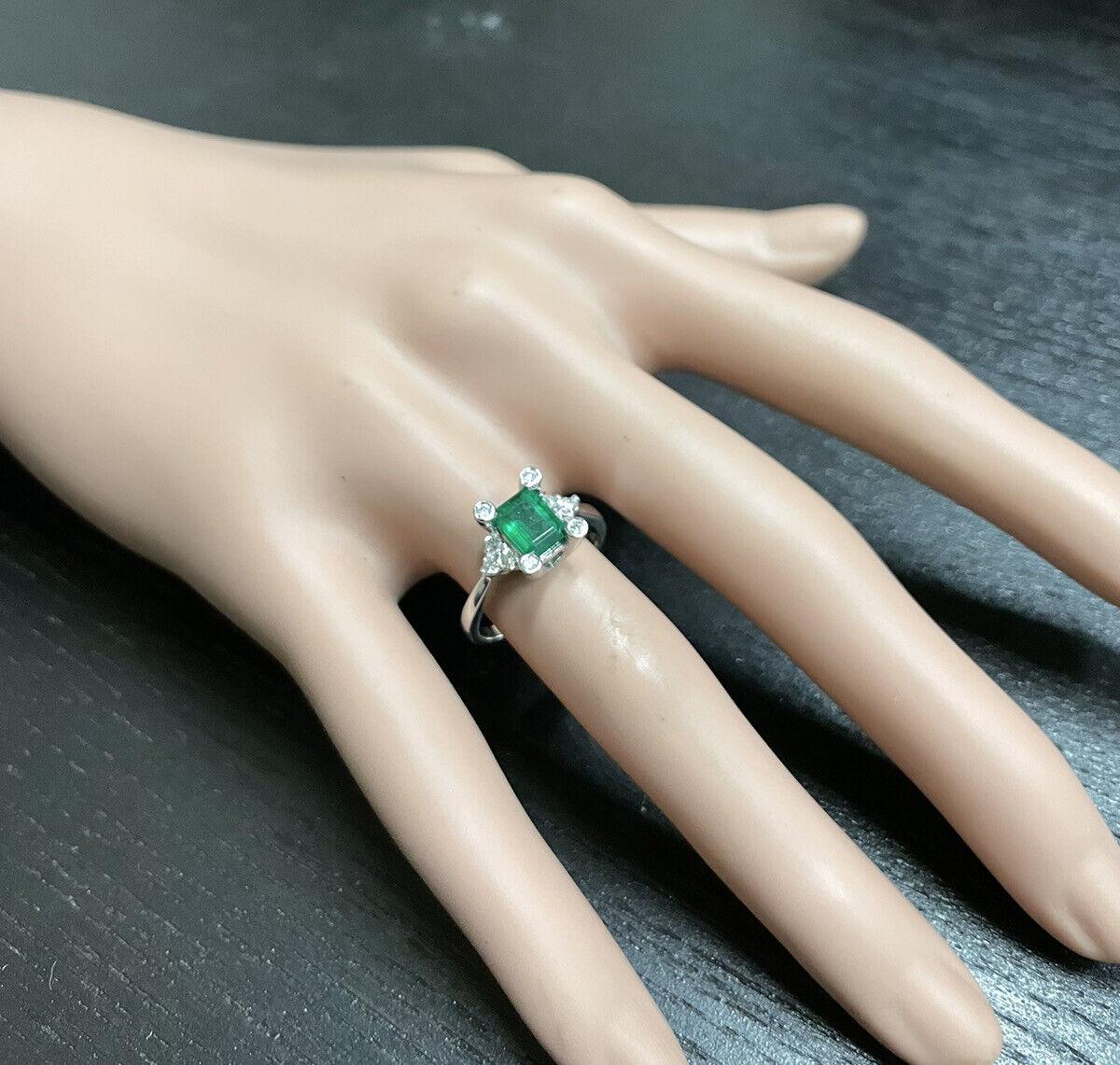 Women's 1.22Ct Natural Emerald and Diamond 14k Solid White Gold Ring For Sale