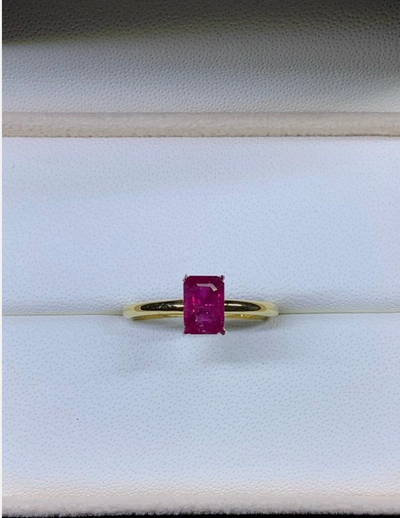 Anillo de compromiso solitario de oro amarillo de 18 ct con rubí talla esmeralda de 1,22 ct
Este impresionante anillo de compromiso es el símbolo perfecto de amor y compromiso. Fabricado en oro amarillo de 18 ct, presenta un hermoso rubí talla