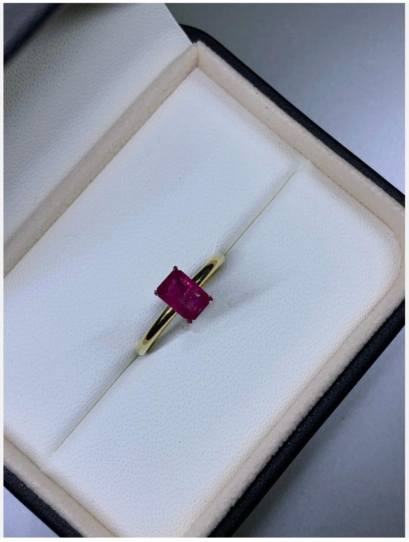 Anillo de compromiso solitario de oro amarillo de 18 ct con rubí talla esmeralda de 1,22 ct Corte esmeralda en venta