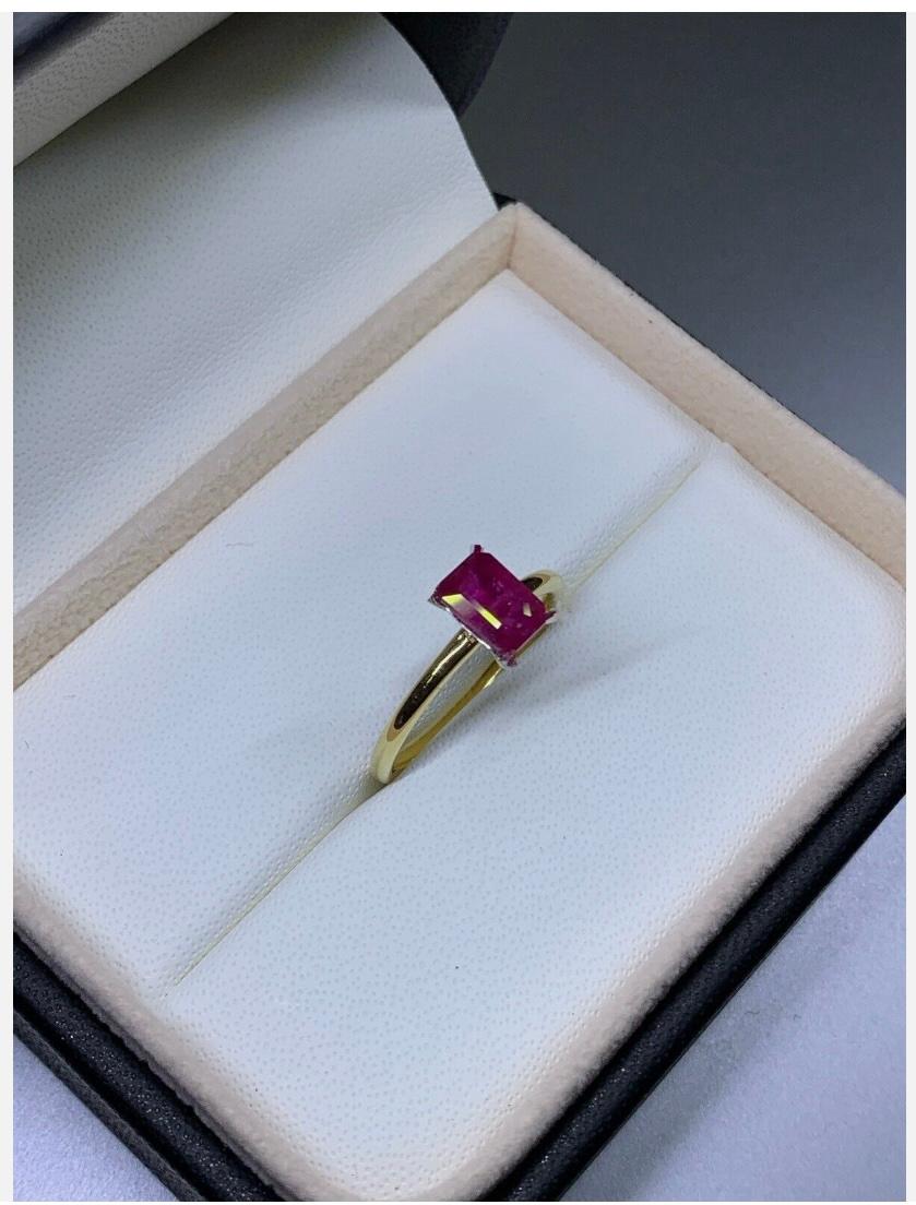 Anillo de compromiso solitario de oro amarillo de 18 ct con rubí talla esmeralda de 1,22 ct en Nuevo estado para la venta en London, GB