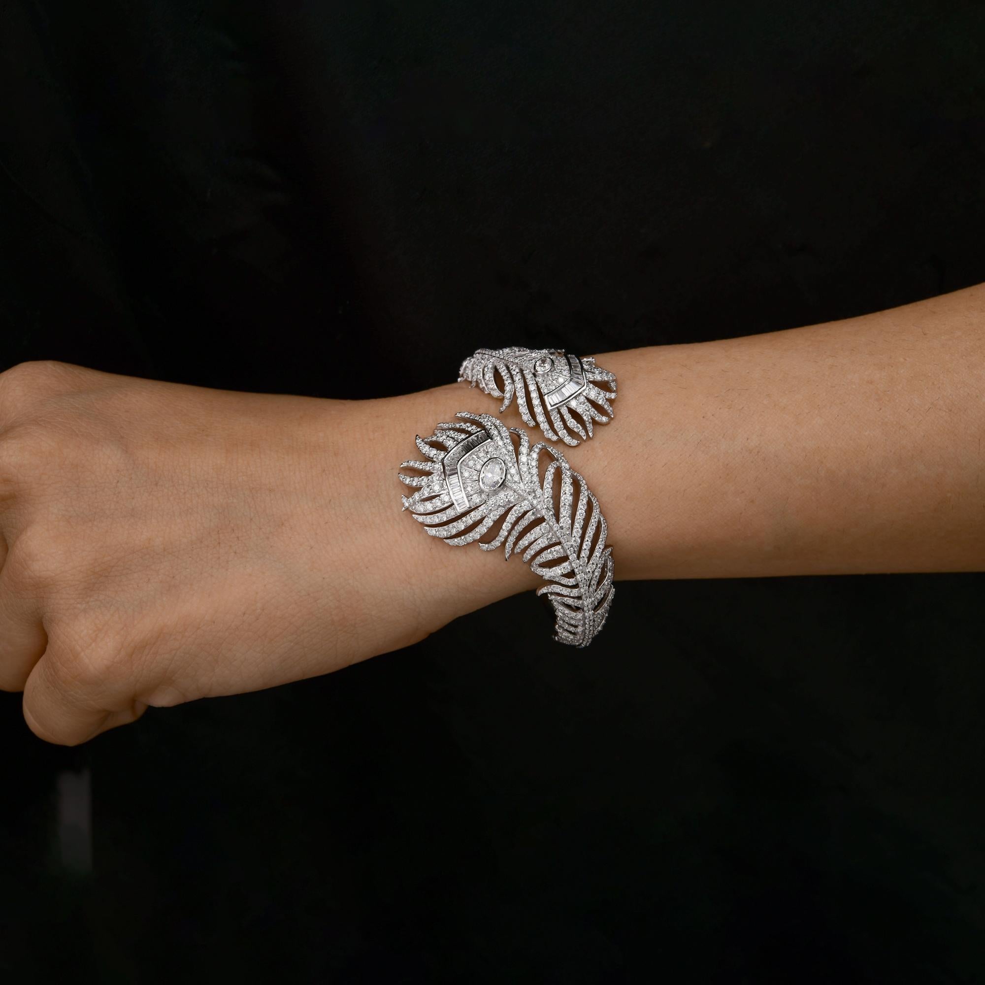 12.2CTW SI/H Diamante Crossover Piuma Bracciale in oro bianco 18K Gioielli di pregio
Il bracciale si ispira alla piuma di pavone. Il motivo della piuma è completamente incrostato di diamanti taglio brillante, taglio baguette e taglio marquise.