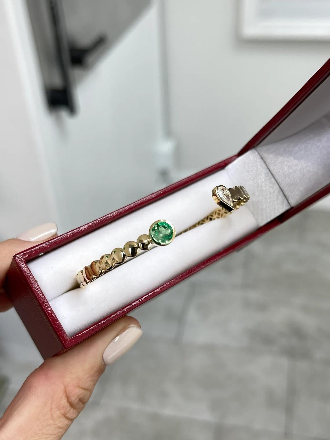 1.22tcw 18K Vivid Round Cut Colombian Emerald & Custom Kite Diamond Cuff Bangle In New Condition For Sale In Jupiter, FL