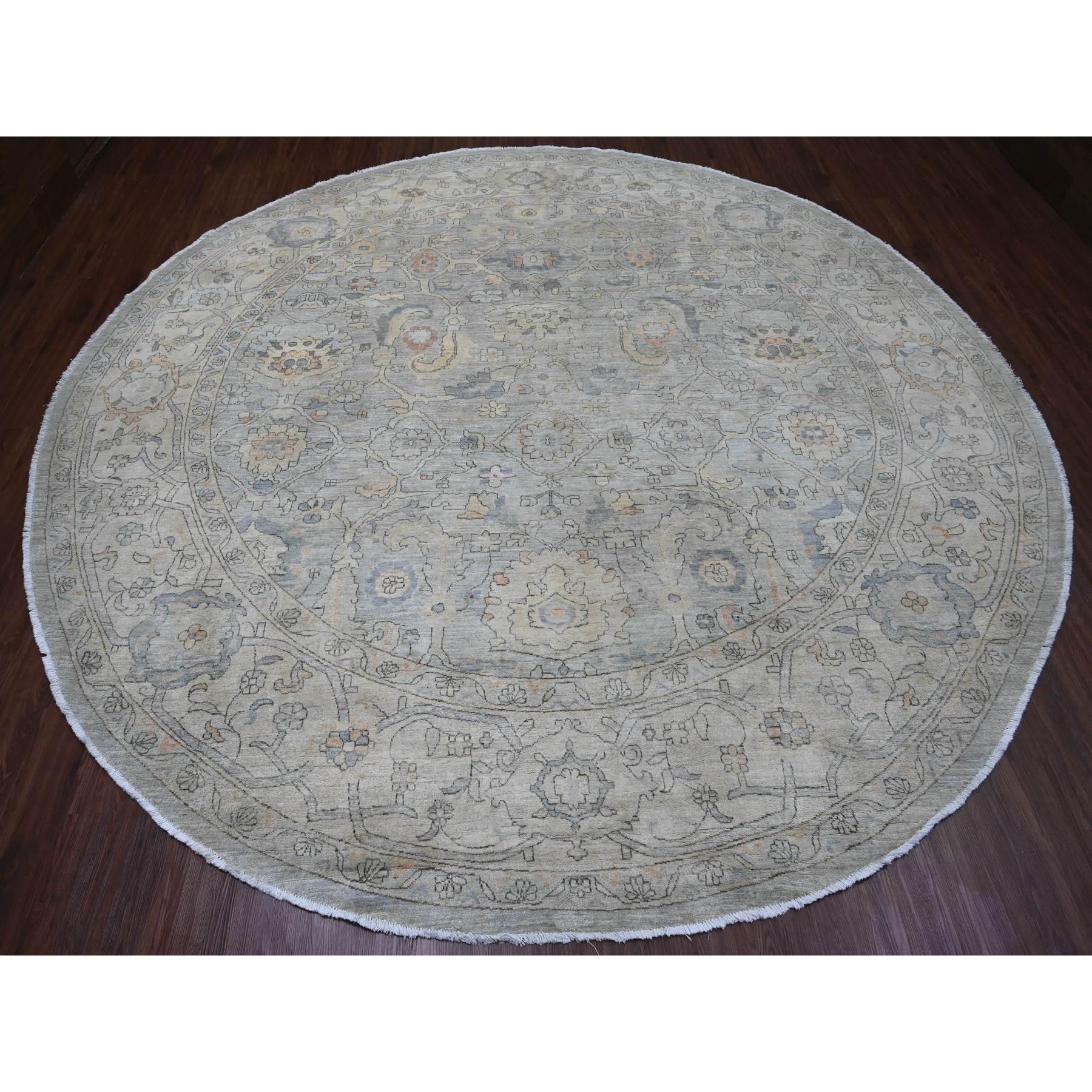 Nebliges Grau, ausgewaschene Ziegler Mahal Revival mit All-Over-Muster, handgeknüpft, 100% Wolle, rund, Orientteppich
Primäre MATERIALIEN: Wolle
Latex: Kein Flor 
Höhe: 0,25 Zoll
Stil: Transitional
Randfarbe: Grau
Sekundäre Farben: Orange, Gelb,