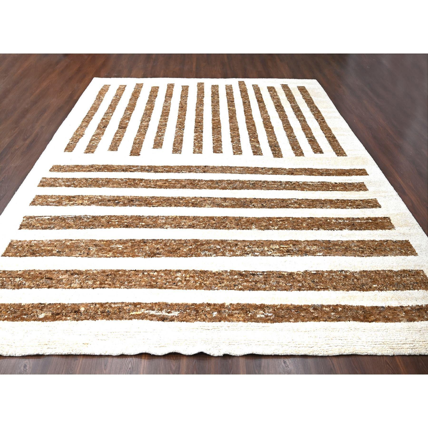 Se trata de una auténtica alfombra oriental de gran tamaño, anudada a mano, de cuero marrón y marfil, con tintes naturales, lana pura, textura gruesa y gruesa, pelo suave. Se ha anudado durante meses y meses con técnicas artesanales de tejido