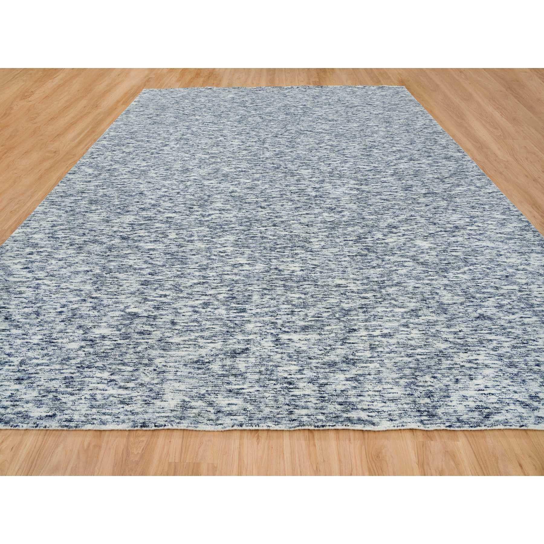 Blu e avorio, Tappeto orientale oversize in pura lana lavorato a mano, By Design Modern Striae, Velo morbido.
Materiali primari: Lana
Lattice: No Pile 
altezza: 0,25 pollici
Stile: Di transizione
Colore primario: Blu
Colori secondari: Avorio, Nero,