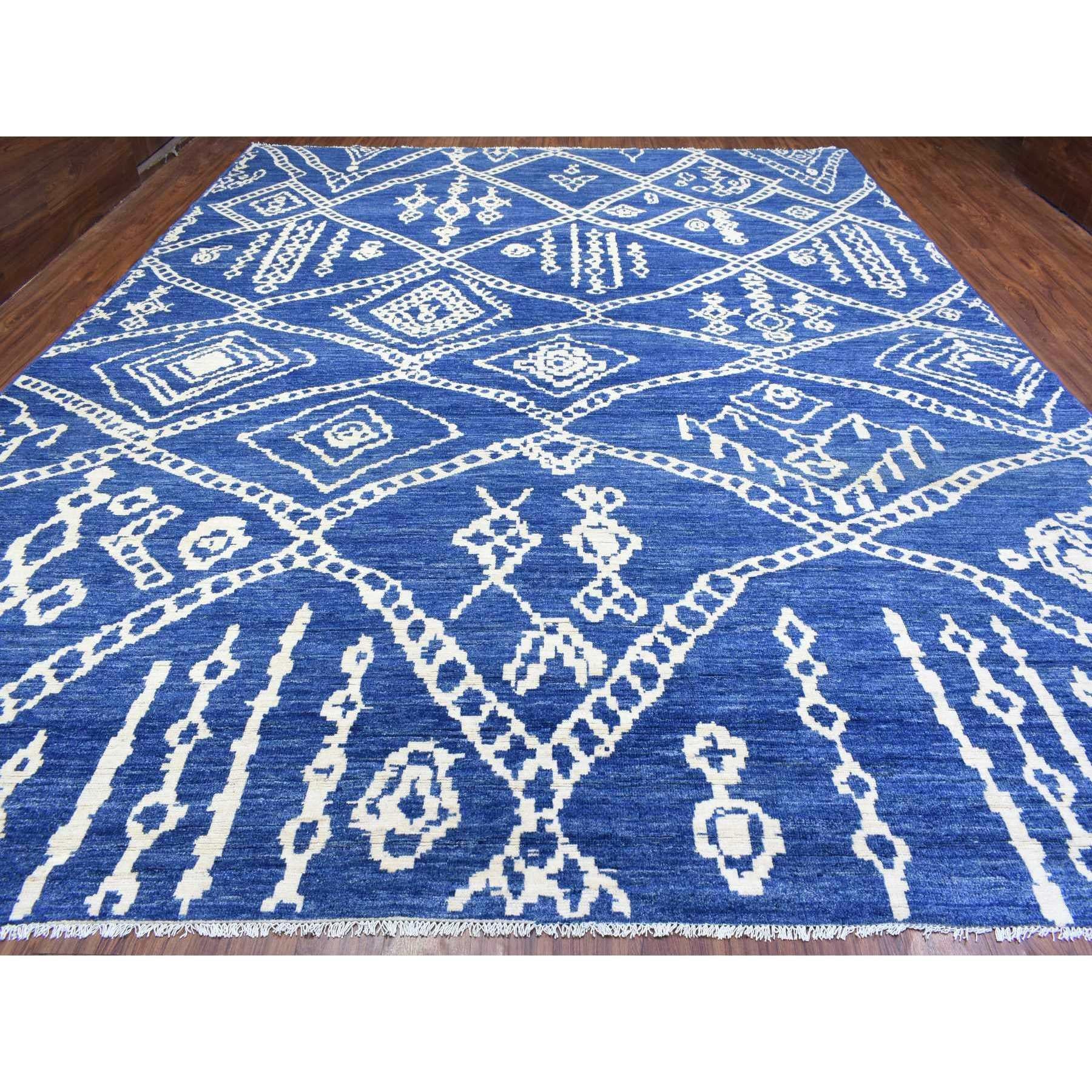Dies ist eine wirklich echte one-of-a-kind Denim Blue, Boujaad marokkanischen Berber Design mit Criss Cross-Muster natürlichen Farben, reine Wolle handgeknüpft, übergroße Orientteppich. Es wurde über Monate hinweg in jahrhundertealter Webkunst