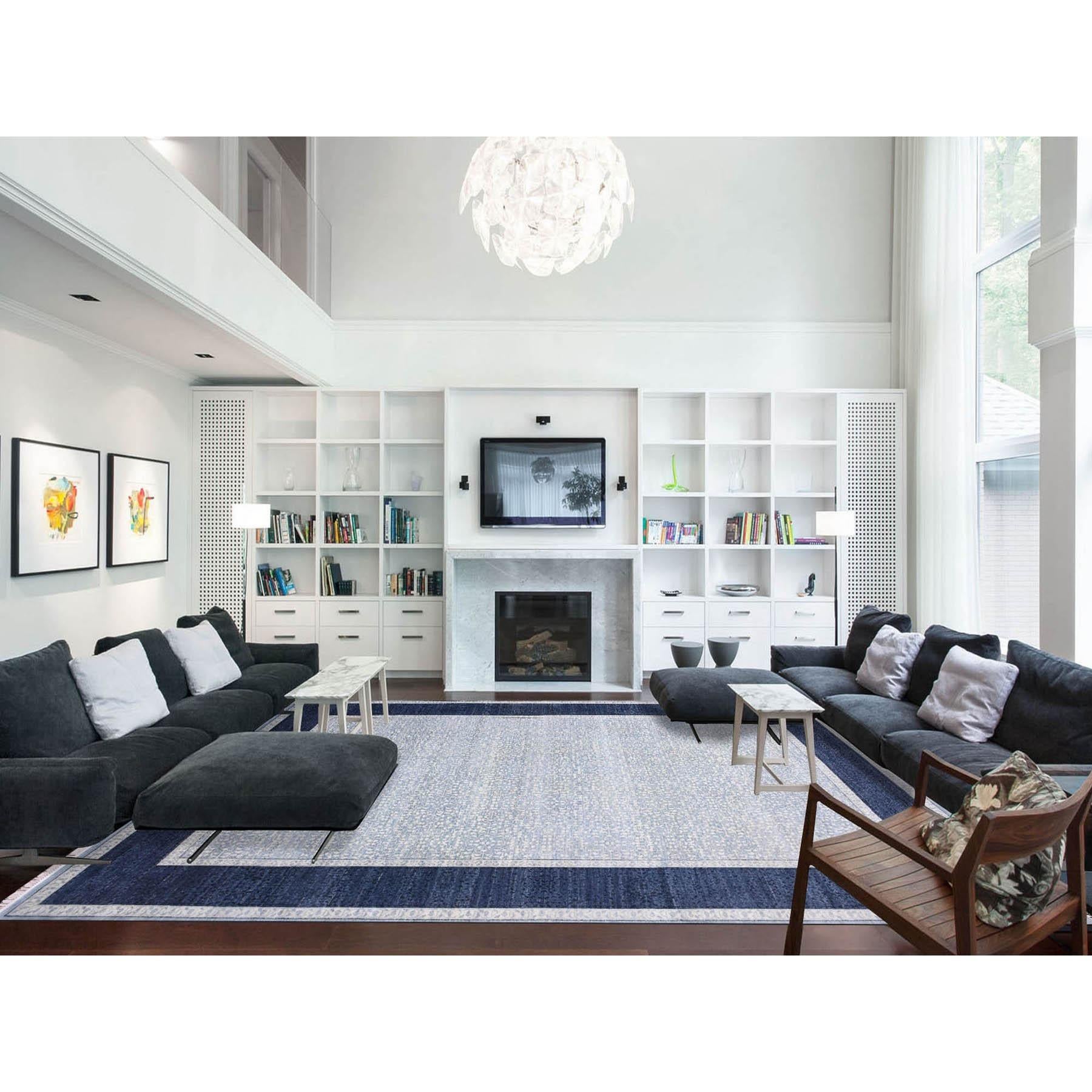 Si tratta di un autentico esemplare unico di Shades of Blue, motivo a foglia su tutta la superficie con un distinto bordo a contrasto, tono su tono, annodato a mano in pura lana e di grandi dimensioni. È stato annodato per mesi e mesi nella secolare