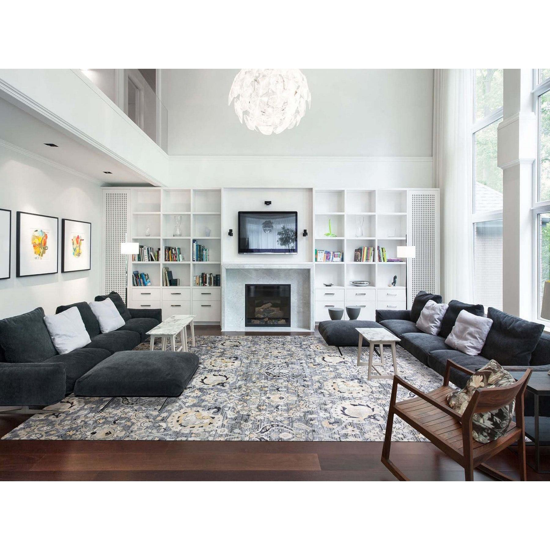 Questo è un autentico esemplare unico di Gray Tulip Large Blossom Wool annodato a mano Oversize Oriental Rugs. È stato annodato per mesi e mesi con tecniche di tessitura secolari da esperti artigiani.
Materiali primari: Lana e seta Sari
Lattice: No