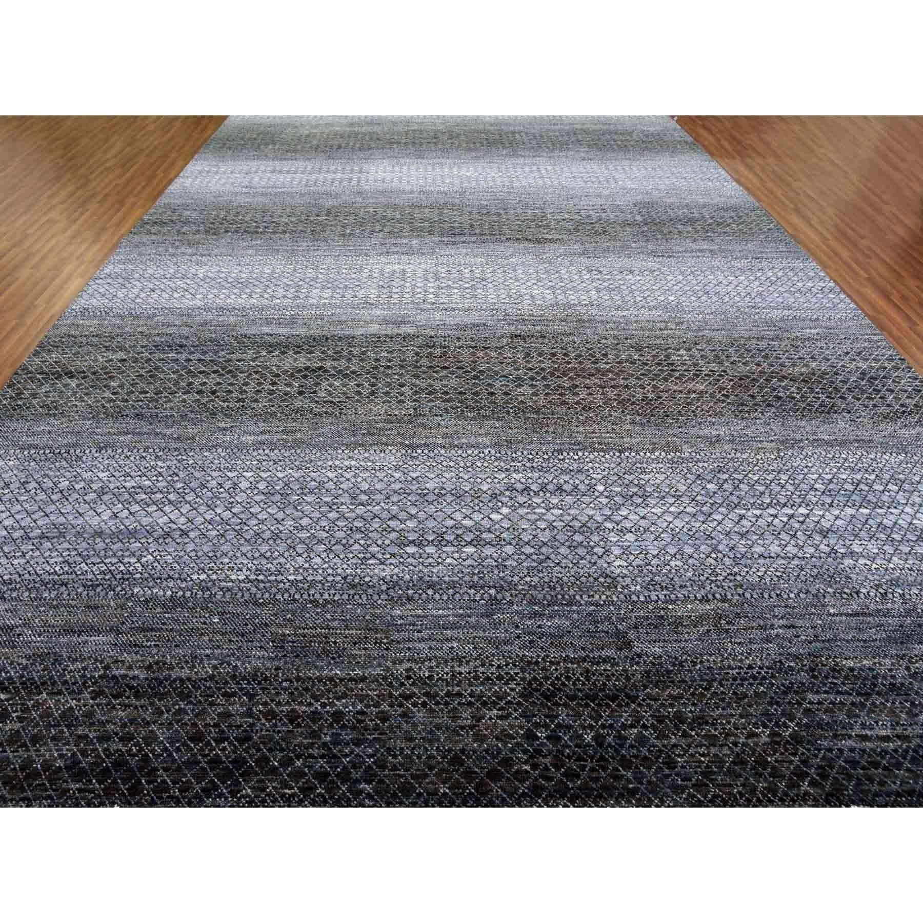 Dies ist eine wirklich echte one-of-a-kind Charcoal Black Modern Chiaroscuro Collection, handgeknüpft, dick und Plüsch, reine Wolle übergroßen orientalischen Teppich. Es wurde monatelang in jahrhundertealten Webtechniken von Experten geknüpft.