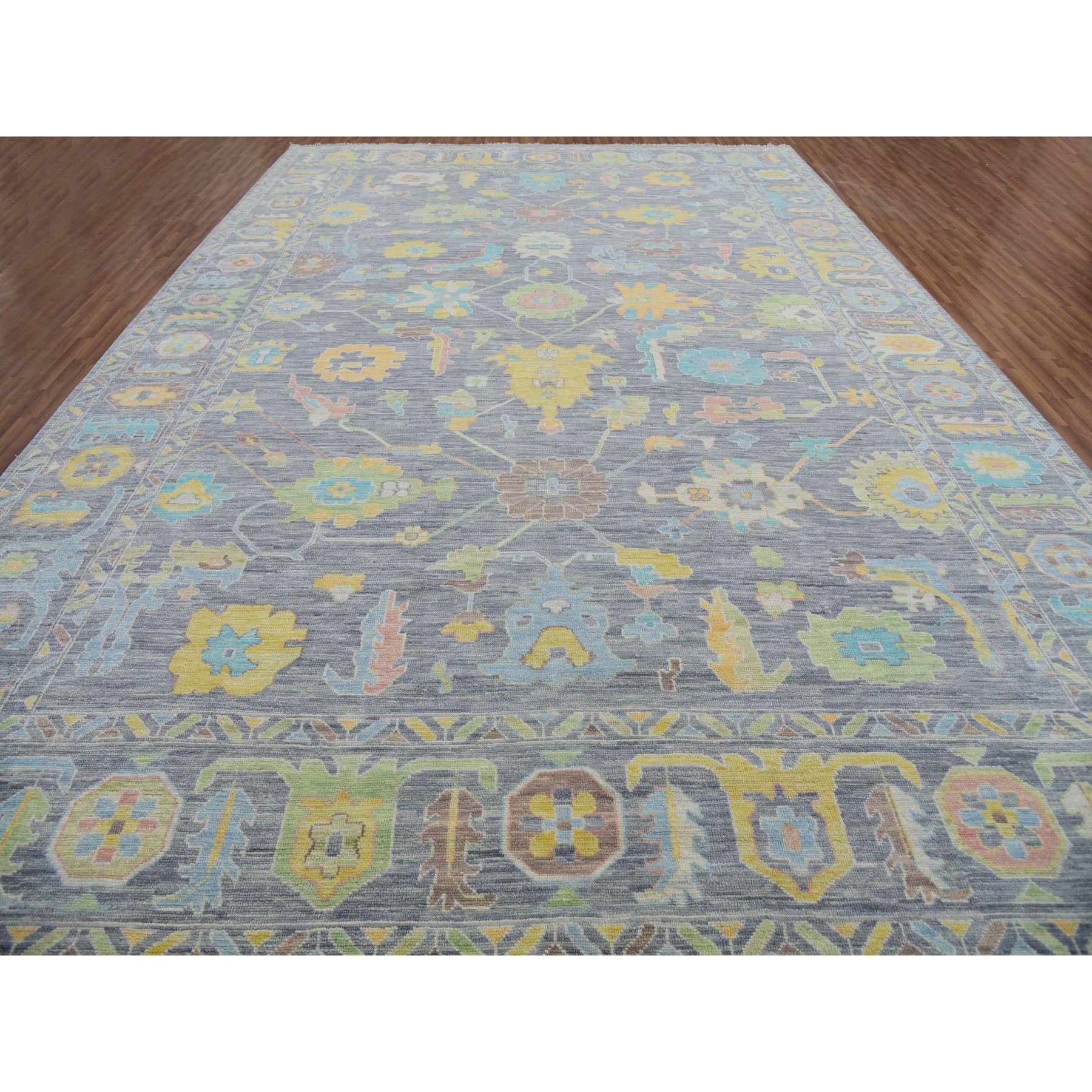 Marengo Grau, Handgeknüpft, Oushak Webart und Design, 100% Wolle, Extra Groß, Orientteppich
Primäre MATERIALIEN: Wolle
Latex: Kein Flor 
Höhe: 0,25 Zoll
Stil: Transitional
Grundfarbe: Grau
Sekundäre Farben: Gelb, Grün, Blau, Braun, Weiß
Muster: