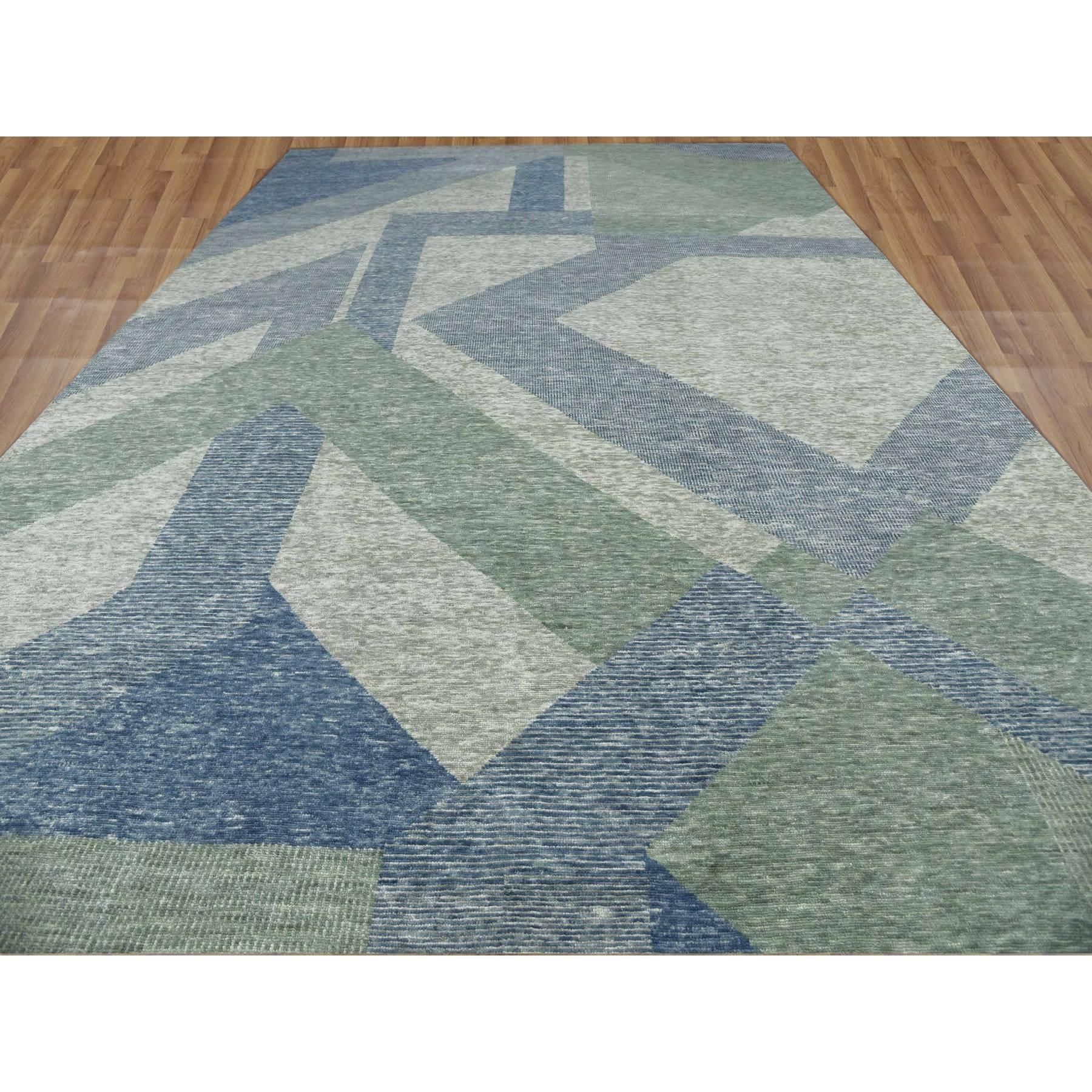Verde mimetico, Collezione Art Deco geometrica, Lana naturale annodata a mano, Tappeto orientale oversize
Materiali primari: Lana
Lattice: No Pile 
altezza: 0,25 pollici
Stile: Di transizione
Colore primario: Verde
Colori secondari: Avorio, Blu