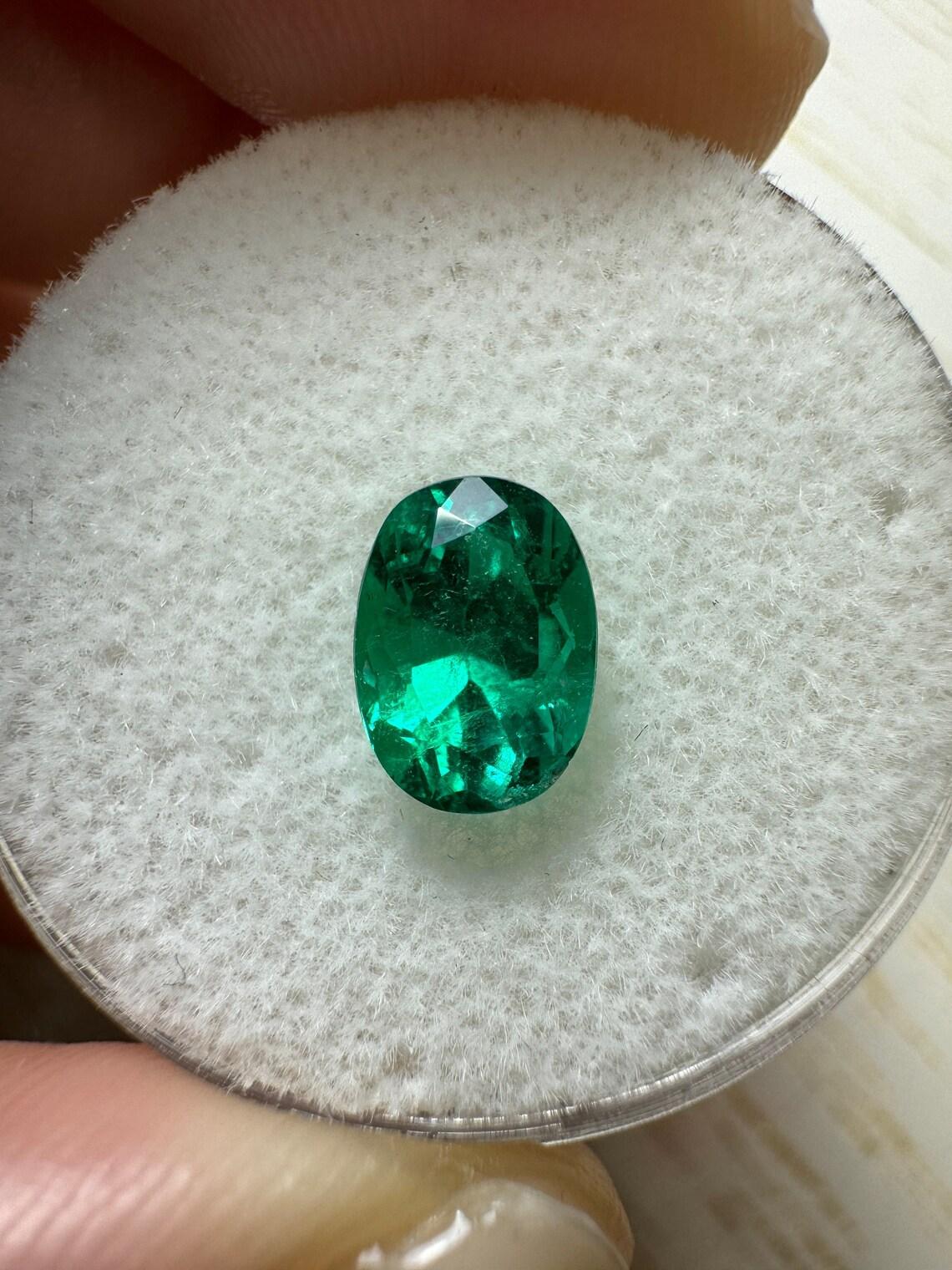 Stein: Smaragd
Gewicht: 1,23 Karat
Form: Ovaler Schliff
Klarheit: Transparent
Lüster: Ausgezeichnet
Farbe: Vivid Bluish Green
Abmessungen: 7,87 mm x 5,65 mm x 5,01 mm
Geografische Herkunft: Kolumbien
Behandlung: Natürlich, Ölen

Anmerkungen: