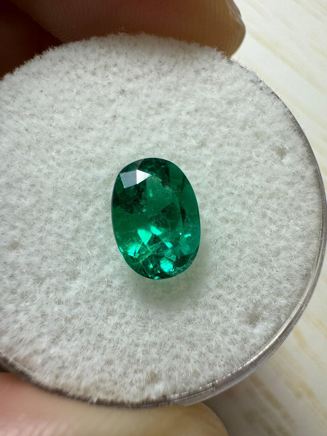 1.23 Karat AAA+ Vivid Bluish Green Kolumbianischer Smaragd - Oval  Mai-Geburtsstein (Moderne) im Angebot