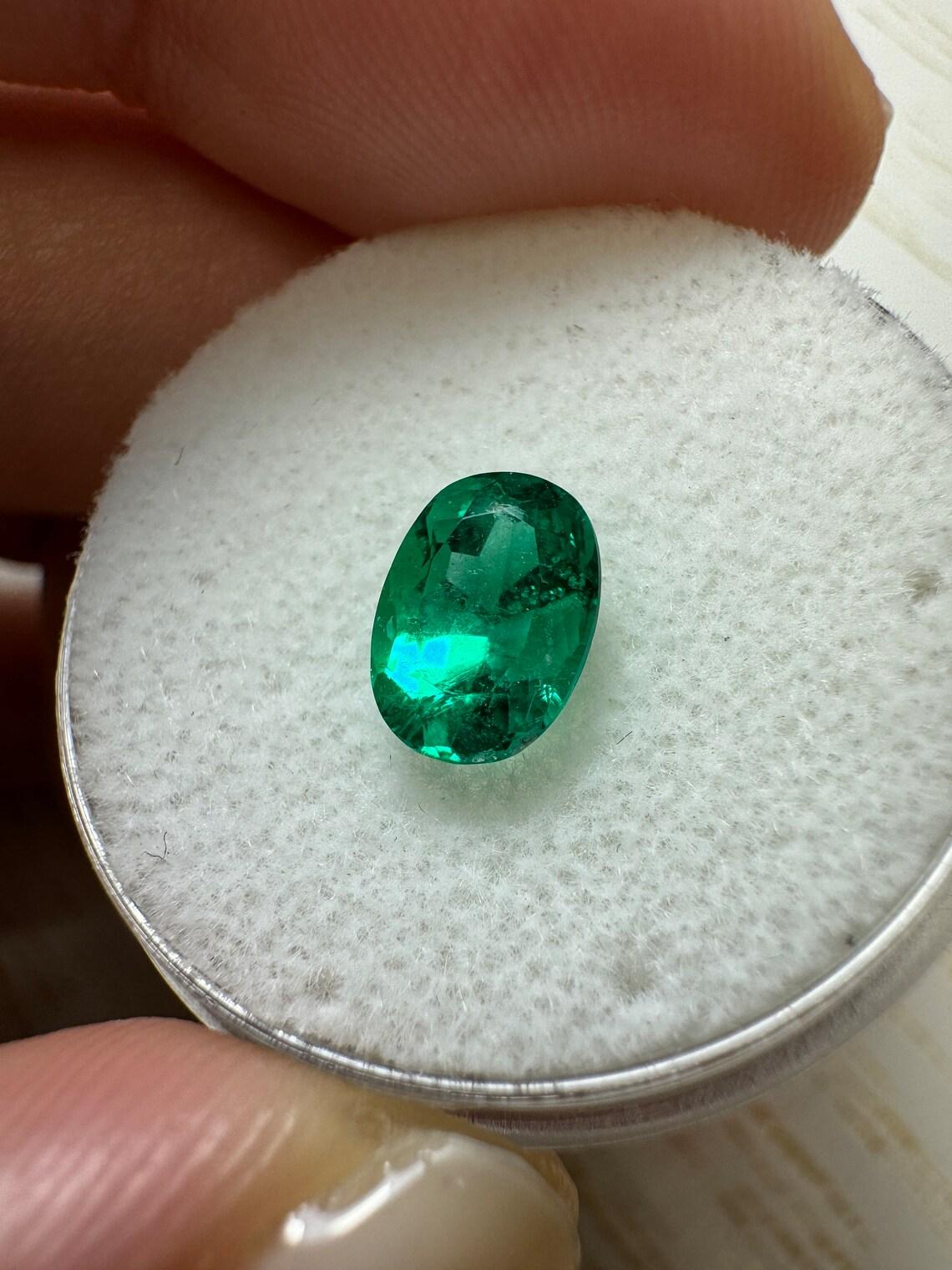 1.23 Karat AAA+ Vivid Bluish Green Kolumbianischer Smaragd - Oval  Mai-Geburtsstein (Ovalschliff) im Angebot