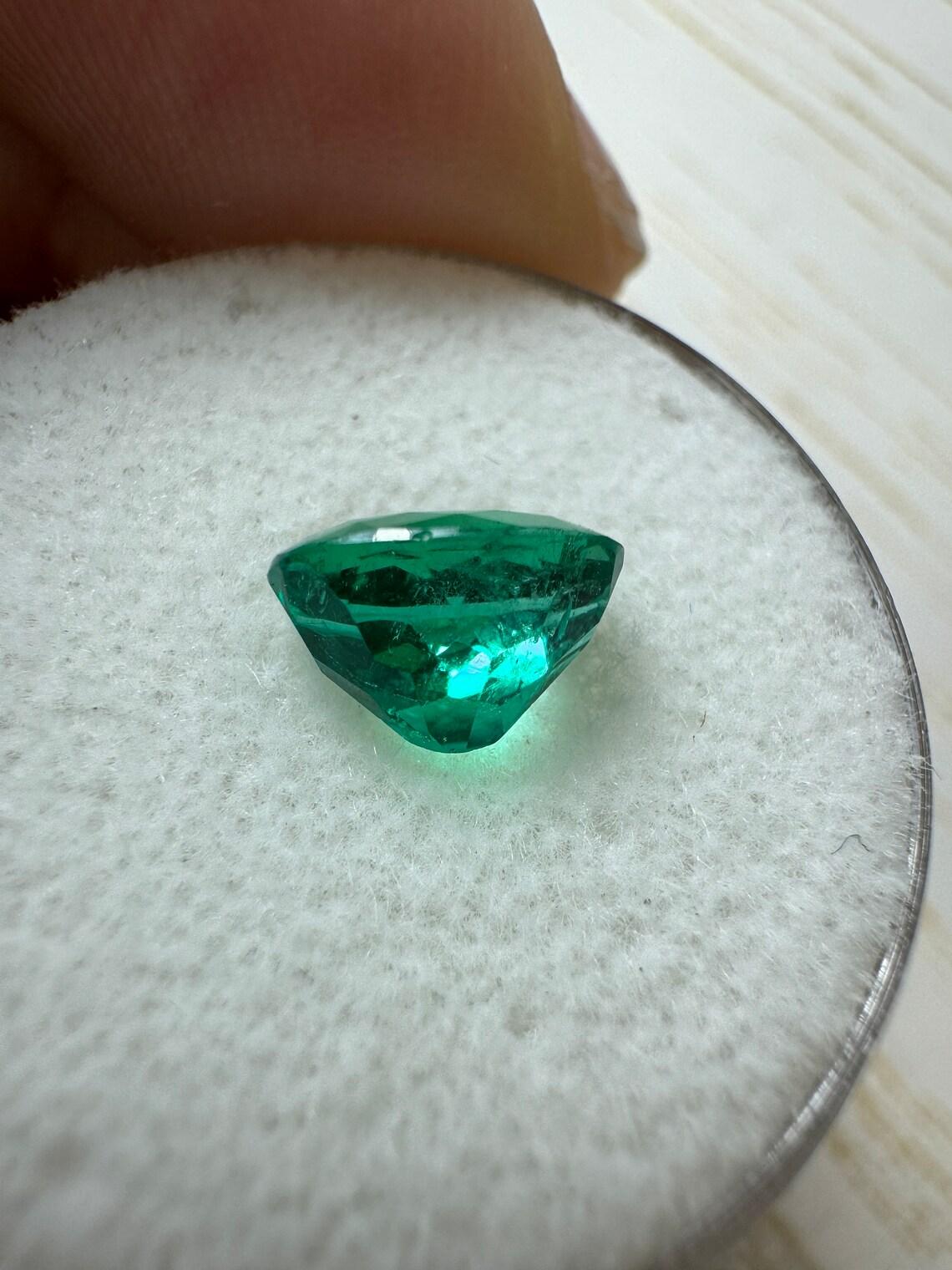 1.23 Karat AAA+ Vivid Bluish Green Kolumbianischer Smaragd - Oval  Mai-Geburtsstein Damen im Angebot