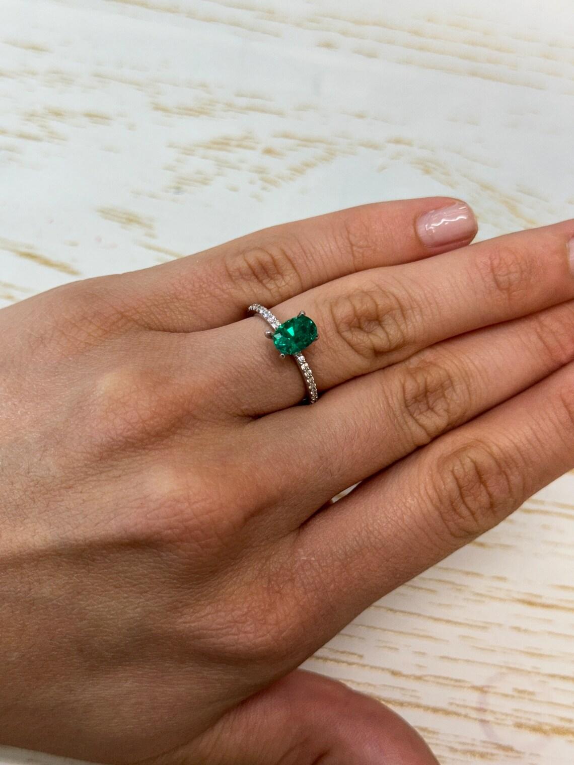 1.23 Karat AAA+ Vivid Bluish Green Kolumbianischer Smaragd - Oval  Mai-Geburtsstein im Angebot 1