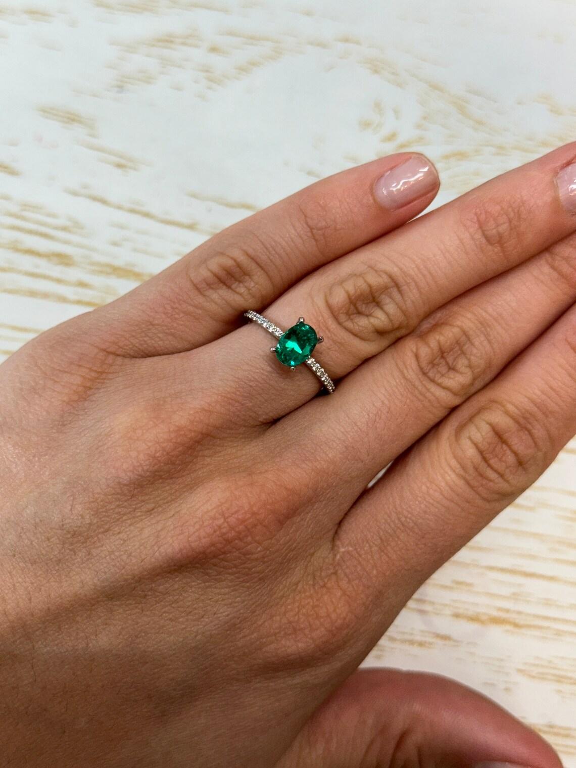 1.23 Karat AAA+ Vivid Bluish Green Kolumbianischer Smaragd - Oval  Mai-Geburtsstein im Angebot 2