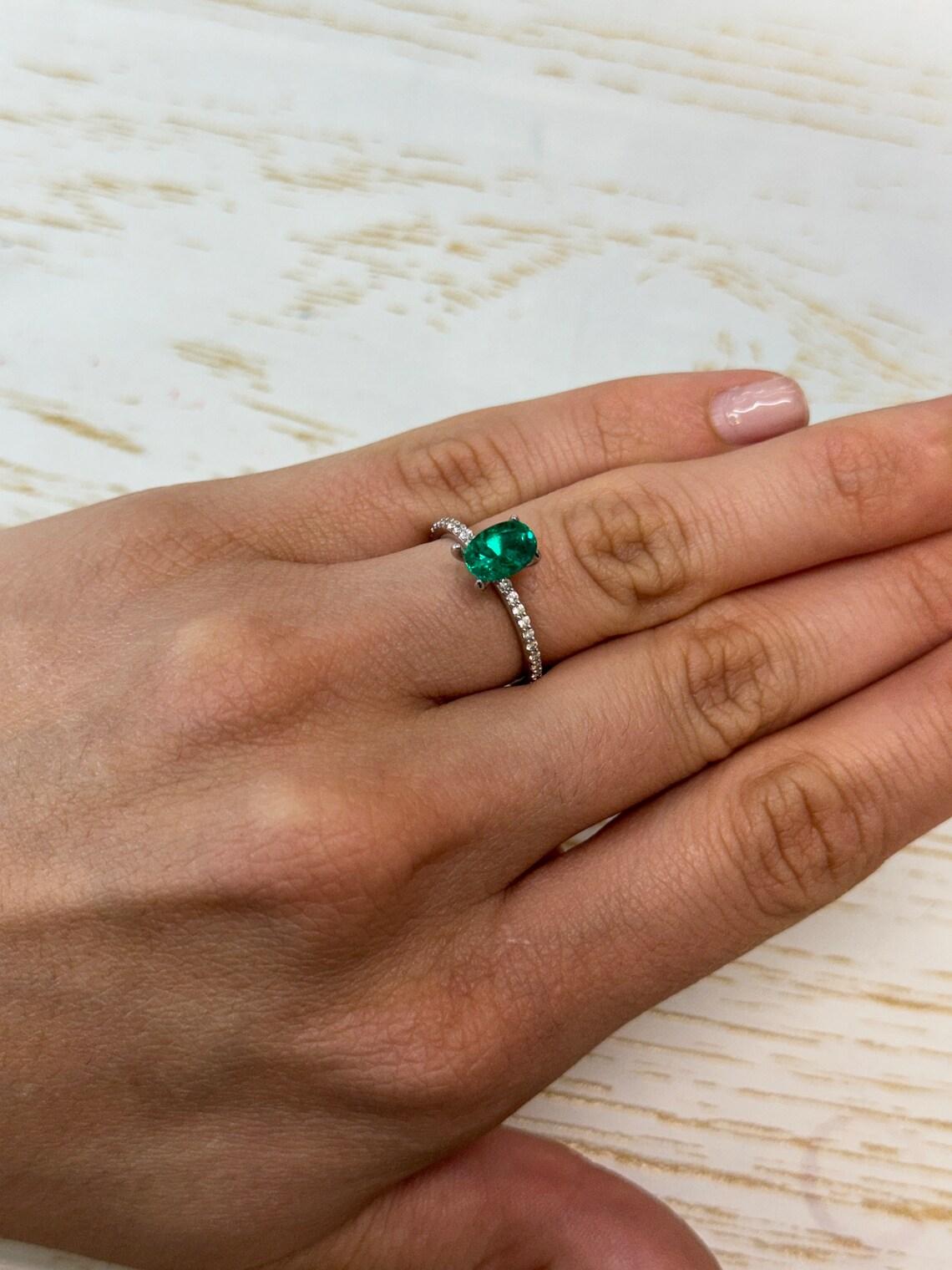 1.23 Karat AAA+ Vivid Bluish Green Kolumbianischer Smaragd - Oval  Mai-Geburtsstein im Angebot 3