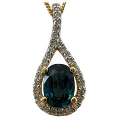 Collier pendentif ovale croisé en or 18 carats avec saphir bleu profond et diamants de 1,23 carat