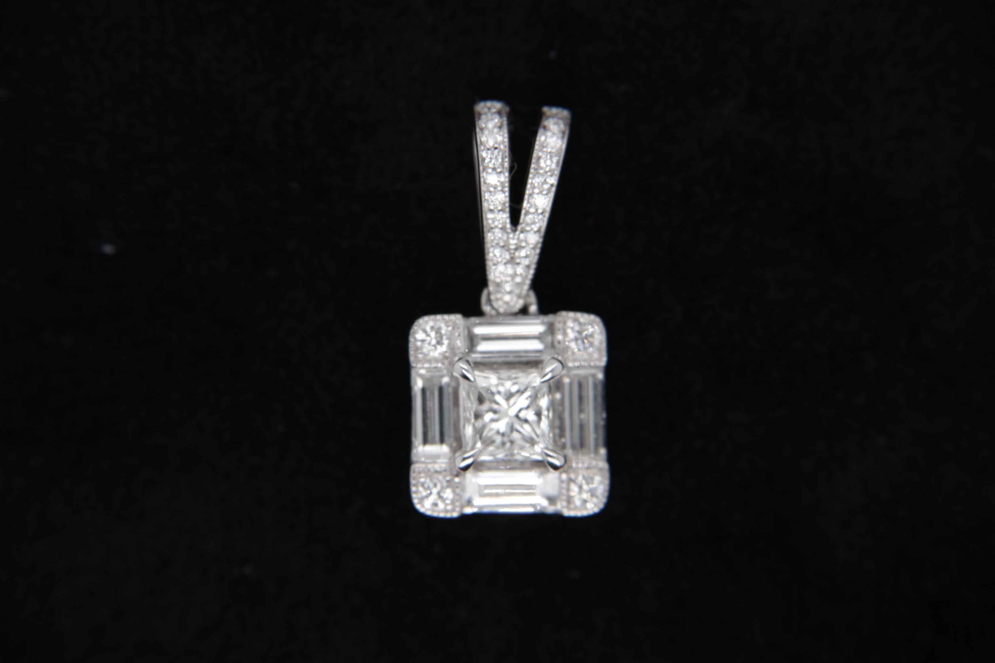 Un nuovissimo pendente con diamante in oro 18 carati. Il peso del diamante centrale è di 0,46 carati e il peso totale del diamante è di 1,23 carati. Il peso totale del ciondolo è di 5.45 grammi. Questo ciondolo include la catena.