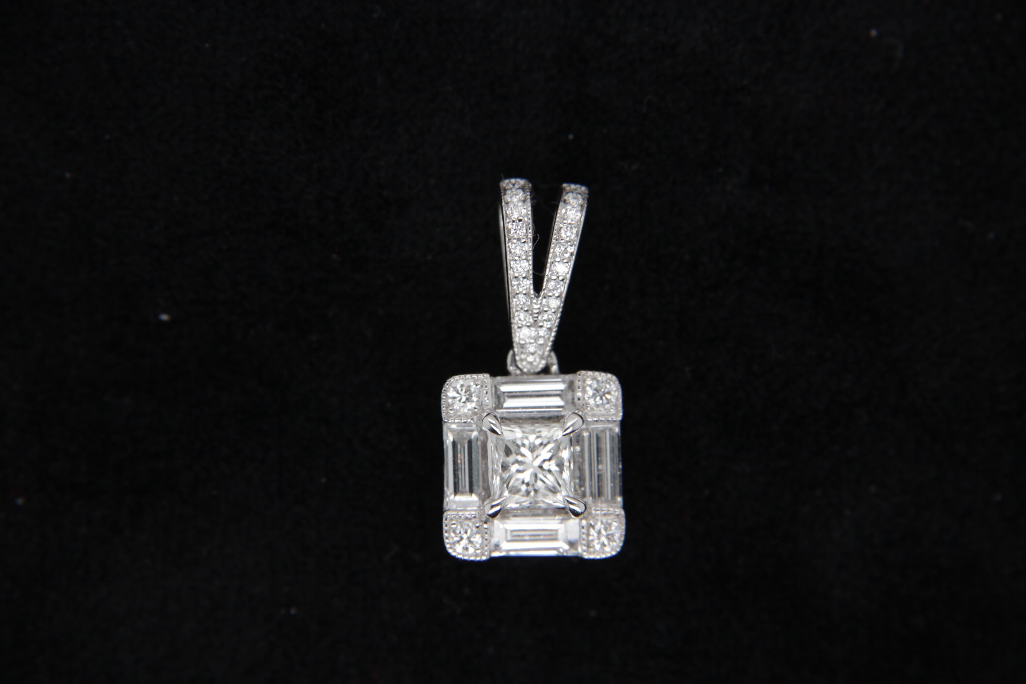 Square Cut 1.23 Carat Diamond Pendant in 18 Karat Gold For Sale