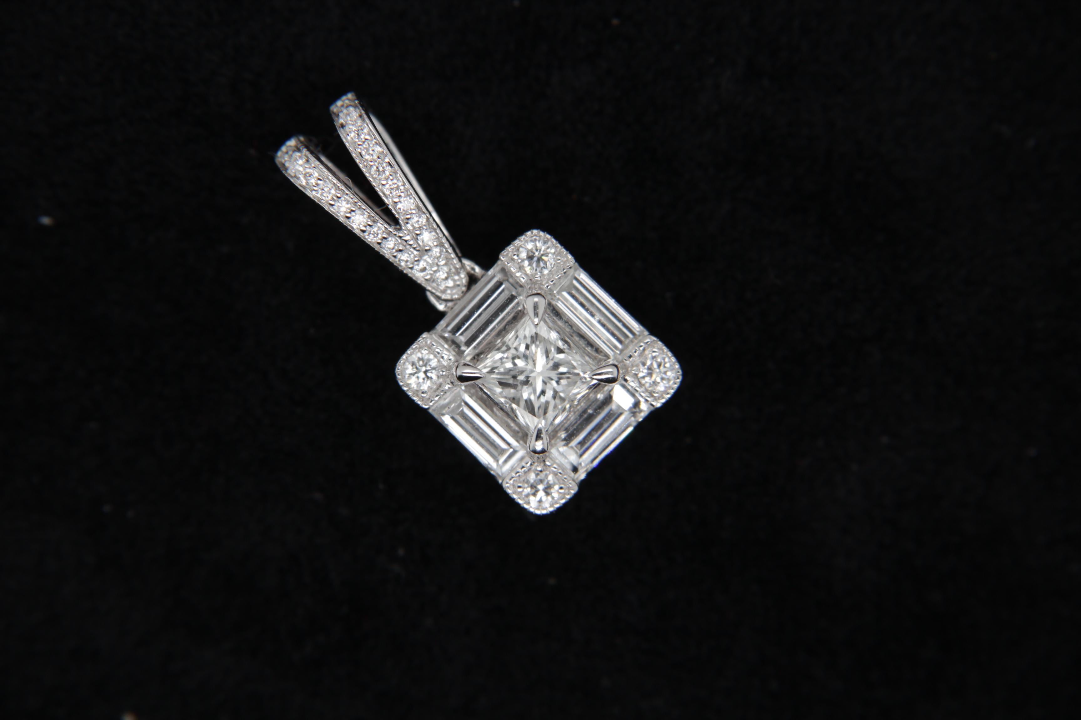 1.23 Carat Diamond Pendant in 18 Karat Gold In New Condition For Sale In Bangkok, TH