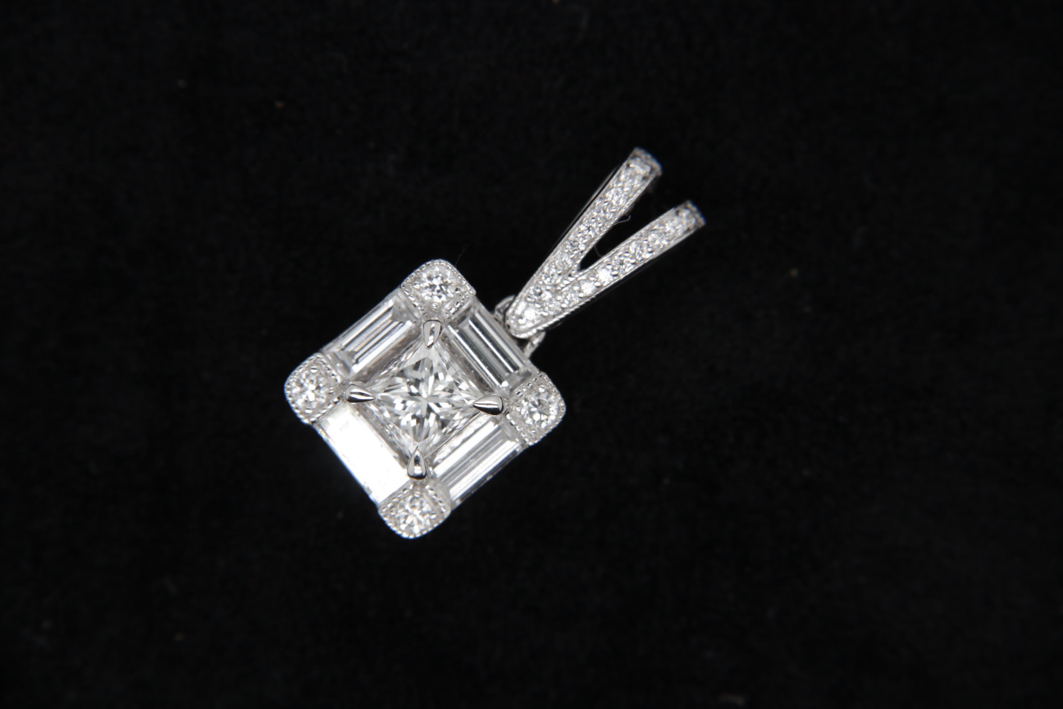 Women's or Men's 1.23 Carat Diamond Pendant in 18 Karat Gold For Sale