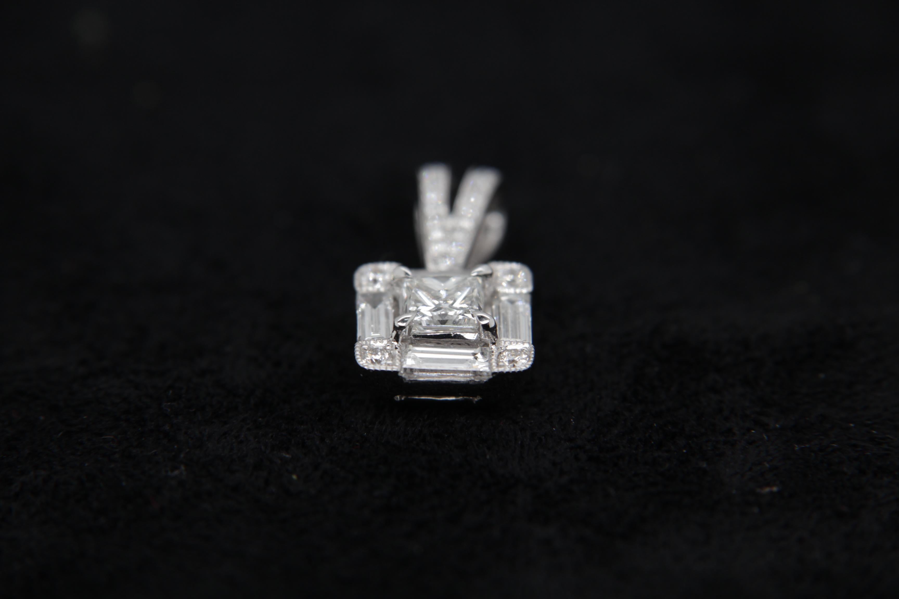 1.23 Carat Diamond Pendant in 18 Karat Gold For Sale 1